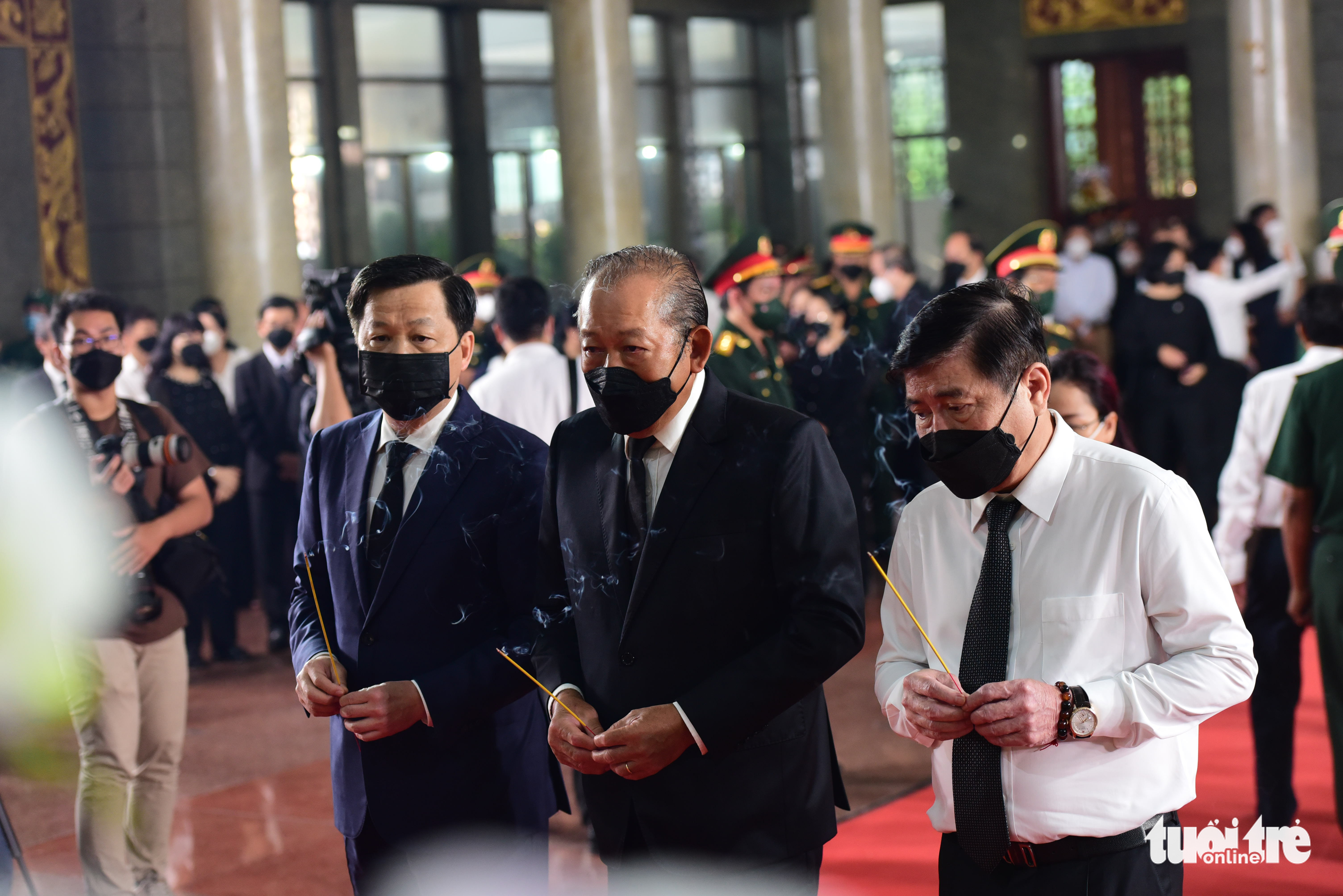 Sáng nay, tiễn đưa ông Lê Hòa Bình - phó chủ tịch thường trực TP.HCM - về nơi an nghỉ cuối cùng - Ảnh 6. Sáng nay, tiễn đưa ông Lê Hòa Bình - phó chủ tịch thường trực TP.HCM - về nơi an nghỉ cuối cùng - Ảnh 6.