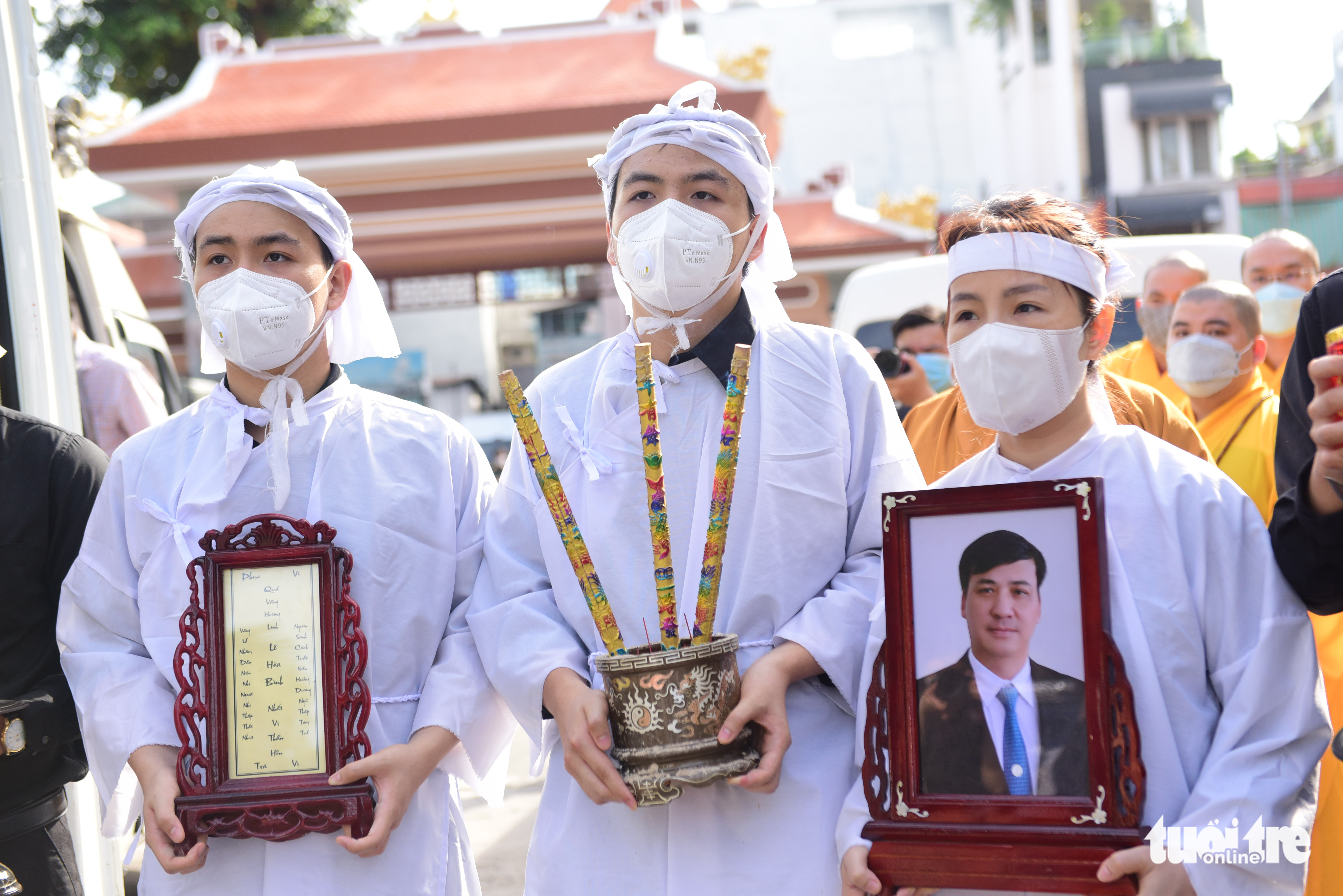 Sáng nay, tiễn đưa ông Lê Hòa Bình - phó chủ tịch thường trực TP.HCM - về nơi an nghỉ cuối cùng - Ảnh 8. Sáng nay, tiễn đưa ông Lê Hòa Bình - phó chủ tịch thường trực TP.HCM - về nơi an nghỉ cuối cùng - Ảnh 8.