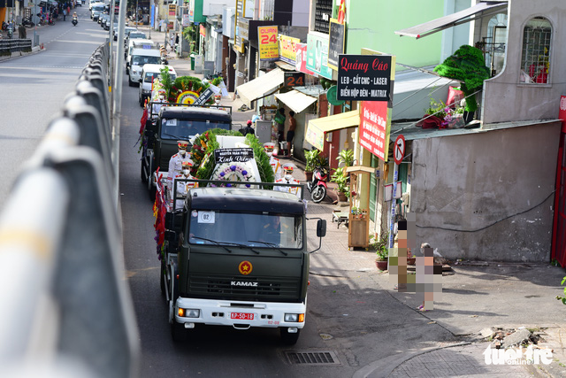 Di quan cố Phó chủ tịch thường trực TP.HCM Lê Hòa Bình, người dân chào ông lần cuối - Ảnh 16. Di quan cố Phó chủ tịch thường trực TP.HCM Lê Hòa Bình, người dân chào ông lần cuối - Ảnh 16.