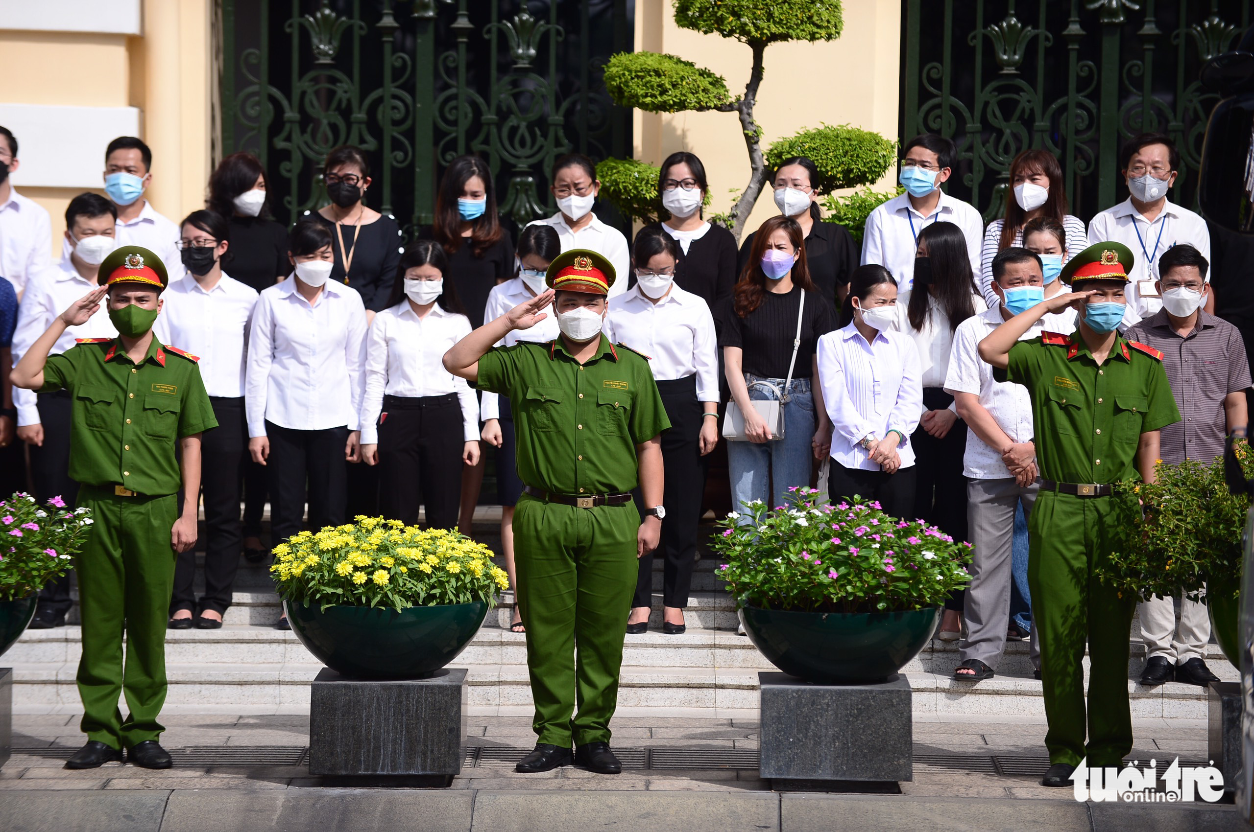 Di quan cố Phó chủ tịch thường trực TP.HCM Lê Hòa Bình, người dân chào ông lần cuối - Ảnh 12. Di quan cố Phó chủ tịch thường trực TP.HCM Lê Hòa Bình, người dân chào ông lần cuối - Ảnh 12.