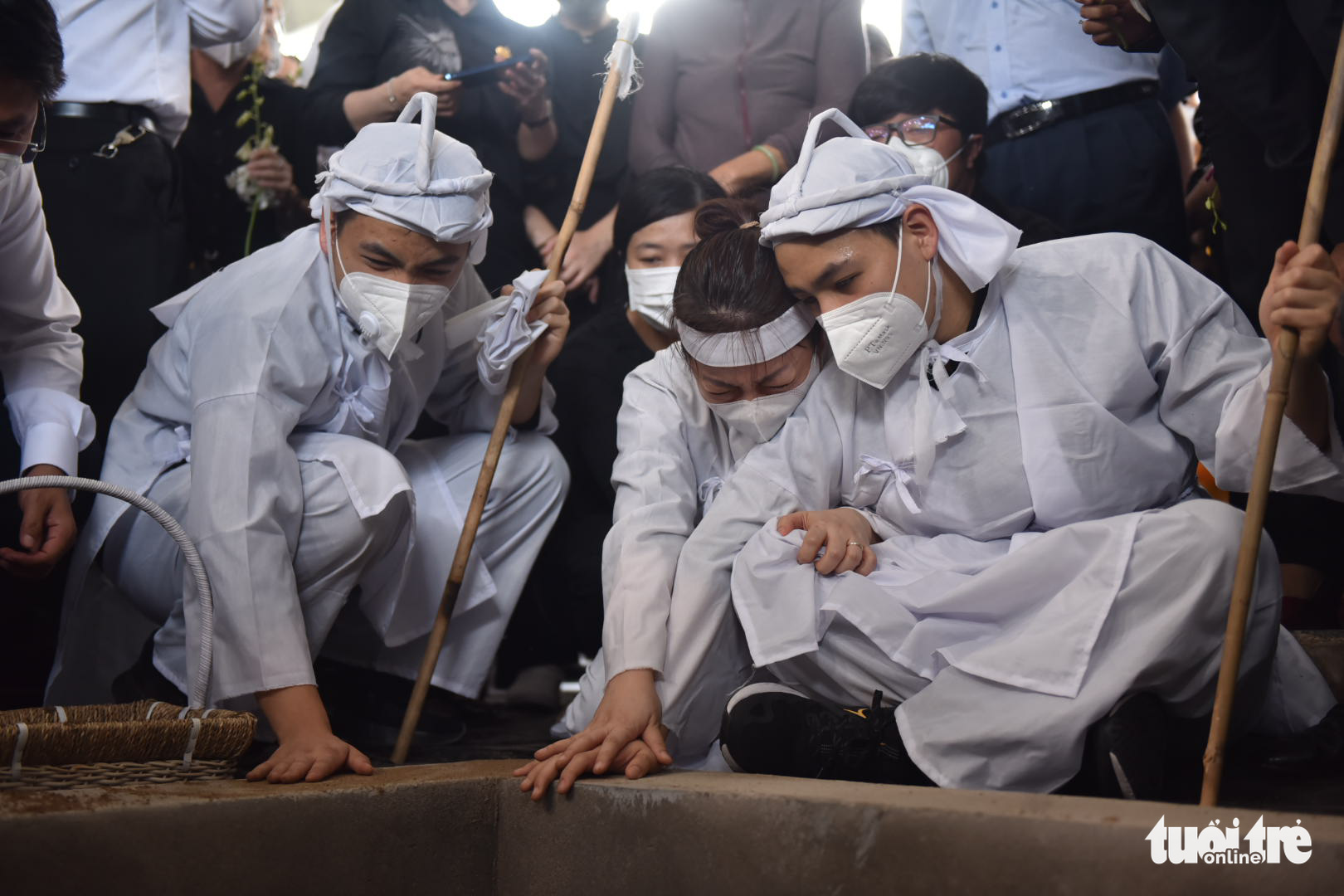 Di quan cố Phó chủ tịch thường trực TP.HCM Lê Hòa Bình, người dân chào ông lần cuối - Ảnh 7. Di quan cố Phó chủ tịch thường trực TP.HCM Lê Hòa Bình, người dân chào ông lần cuối - Ảnh 7.