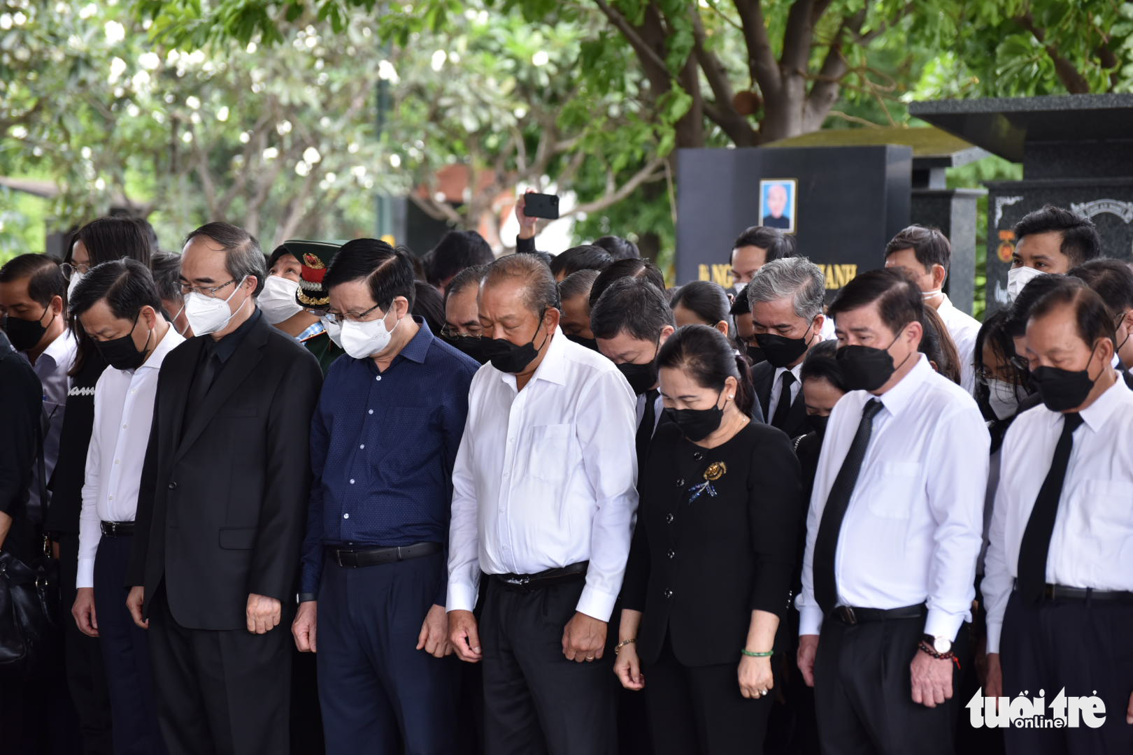 Di quan cố Phó chủ tịch thường trực TP.HCM Lê Hòa Bình, người dân chào ông lần cuối - Ảnh 2. Di quan cố Phó chủ tịch thường trực TP.HCM Lê Hòa Bình, người dân chào ông lần cuối - Ảnh 2.