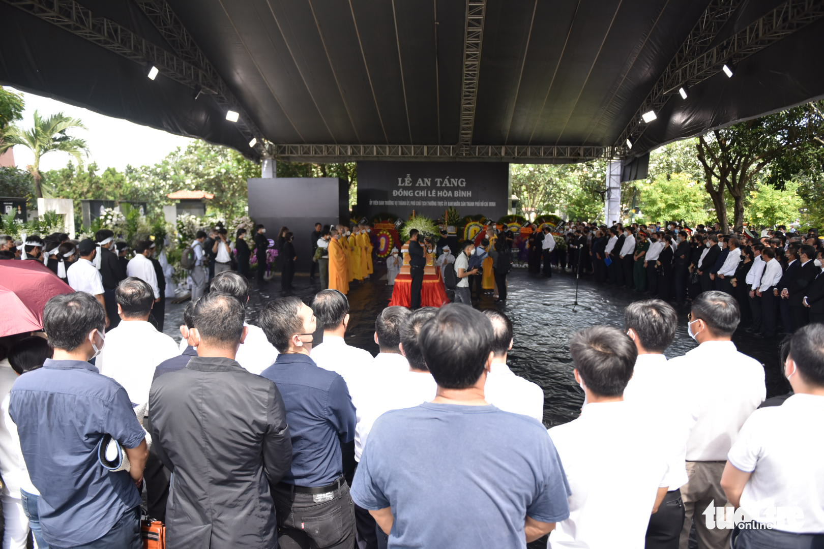 Di quan cố Phó chủ tịch thường trực TP.HCM Lê Hòa Bình, người dân chào ông lần cuối - Ảnh 3. Di quan cố Phó chủ tịch thường trực TP.HCM Lê Hòa Bình, người dân chào ông lần cuối - Ảnh 3.