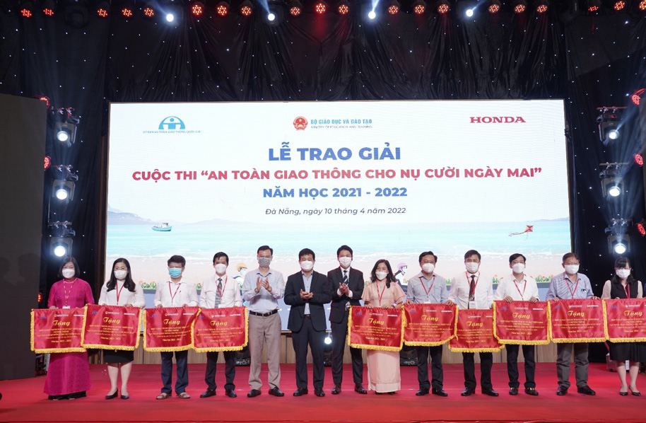 Trao giải cuộc thi ‘An toàn giao thông cho nụ cười ngày mai’ năm 2021 - 2022 - Ảnh 4.