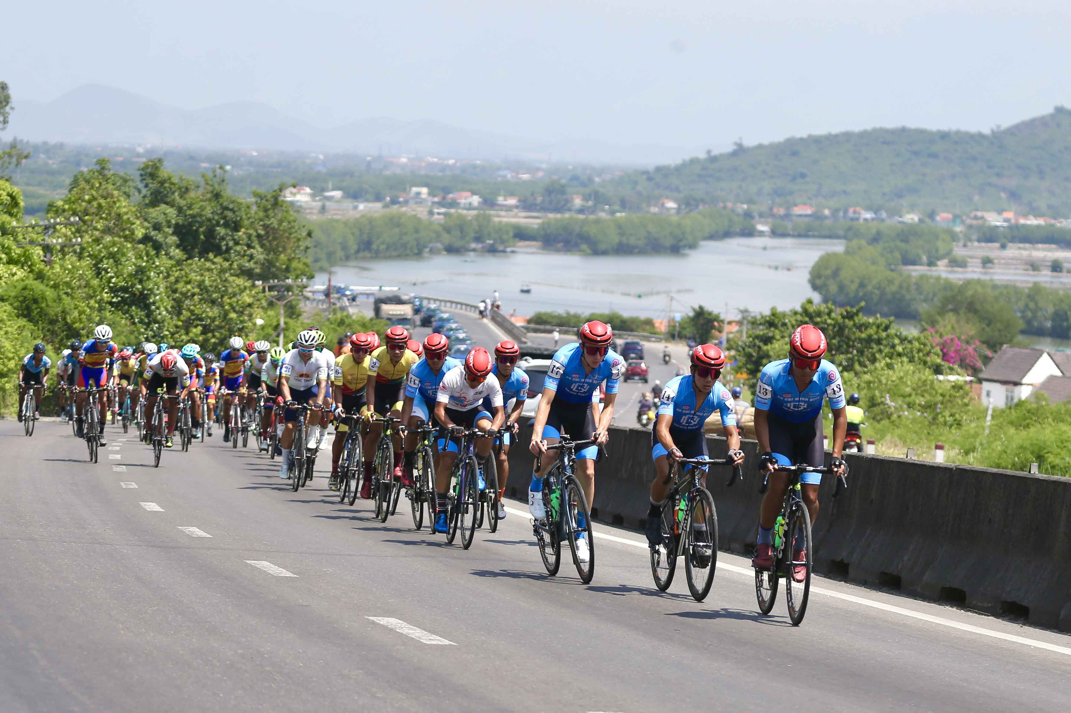 Hà Văn Sơn mang về chiến thắng đầu tiên cho đội Quân Khu 7 - Ảnh 2.