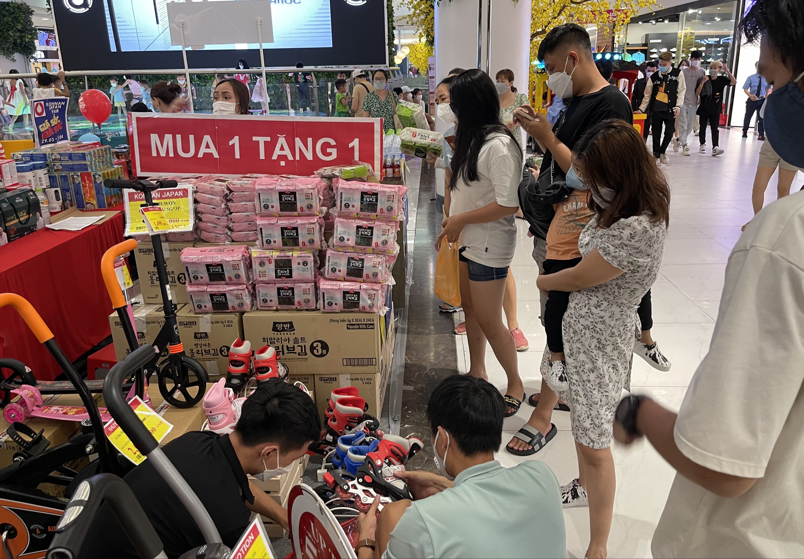 Dịp lễ 30-4: Hàng điện máy, thực phẩm, gia dụng... ngập tràn khuyến mãi chờ khách - Ảnh 4. Dịp lễ 30-4: Hàng điện máy, thực phẩm, gia dụng... ngập tràn khuyến mãi chờ khách - Ảnh 4.