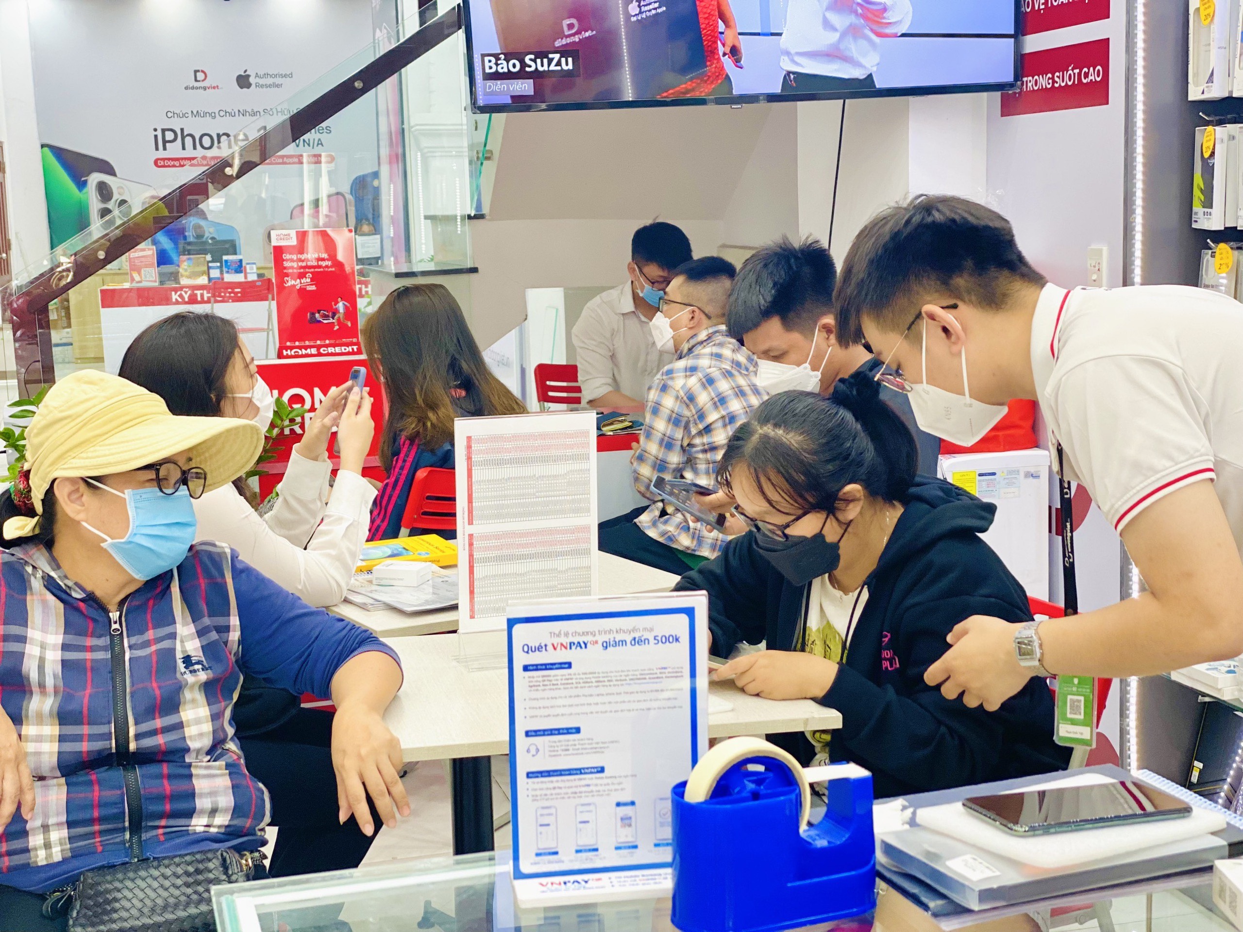 Dịp lễ 30-4: Hàng điện máy, thực phẩm, gia dụng... ngập tràn khuyến mãi chờ khách - Ảnh 1. Dịp lễ 30-4: Hàng điện máy, thực phẩm, gia dụng... ngập tràn khuyến mãi chờ khách - Ảnh 1.