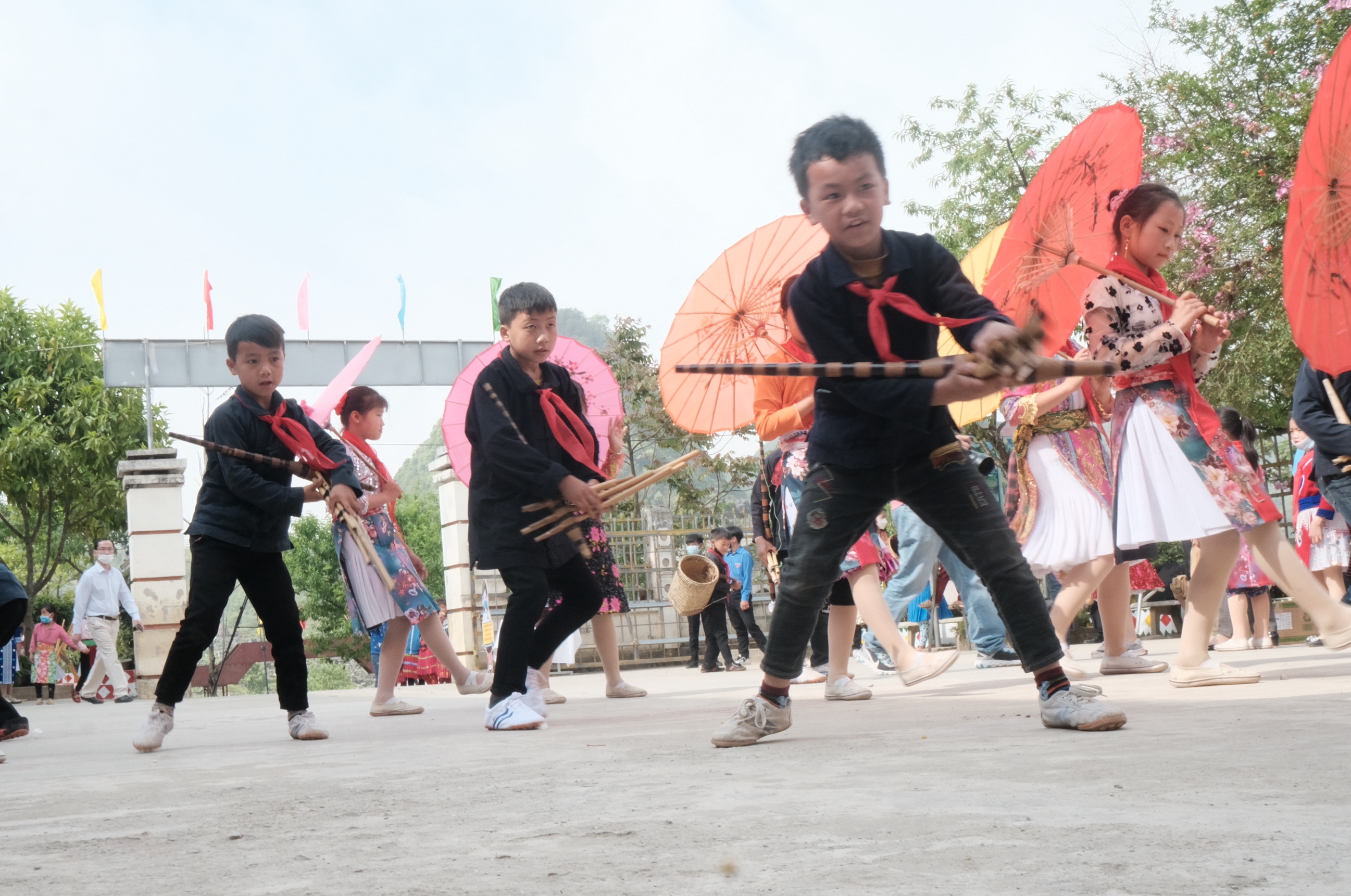 Giúp học trò ngân mãi tiếng khèn Mông - Ảnh 1. Giúp học trò ngân mãi tiếng khèn Mông - Ảnh 1.