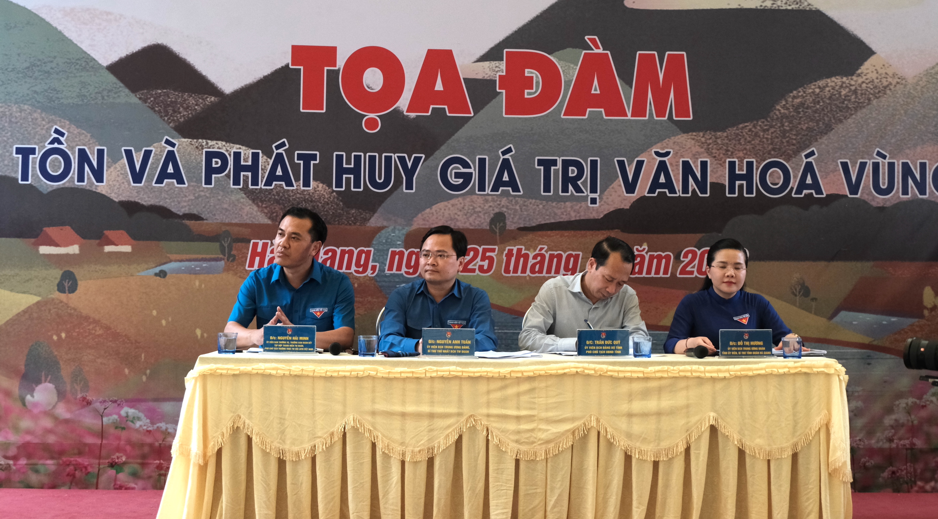 Mong du khách đến Hà Giang không cho tiền trẻ nhỏ - Ảnh 2. Mong du khách đến Hà Giang không cho tiền trẻ nhỏ - Ảnh 2.