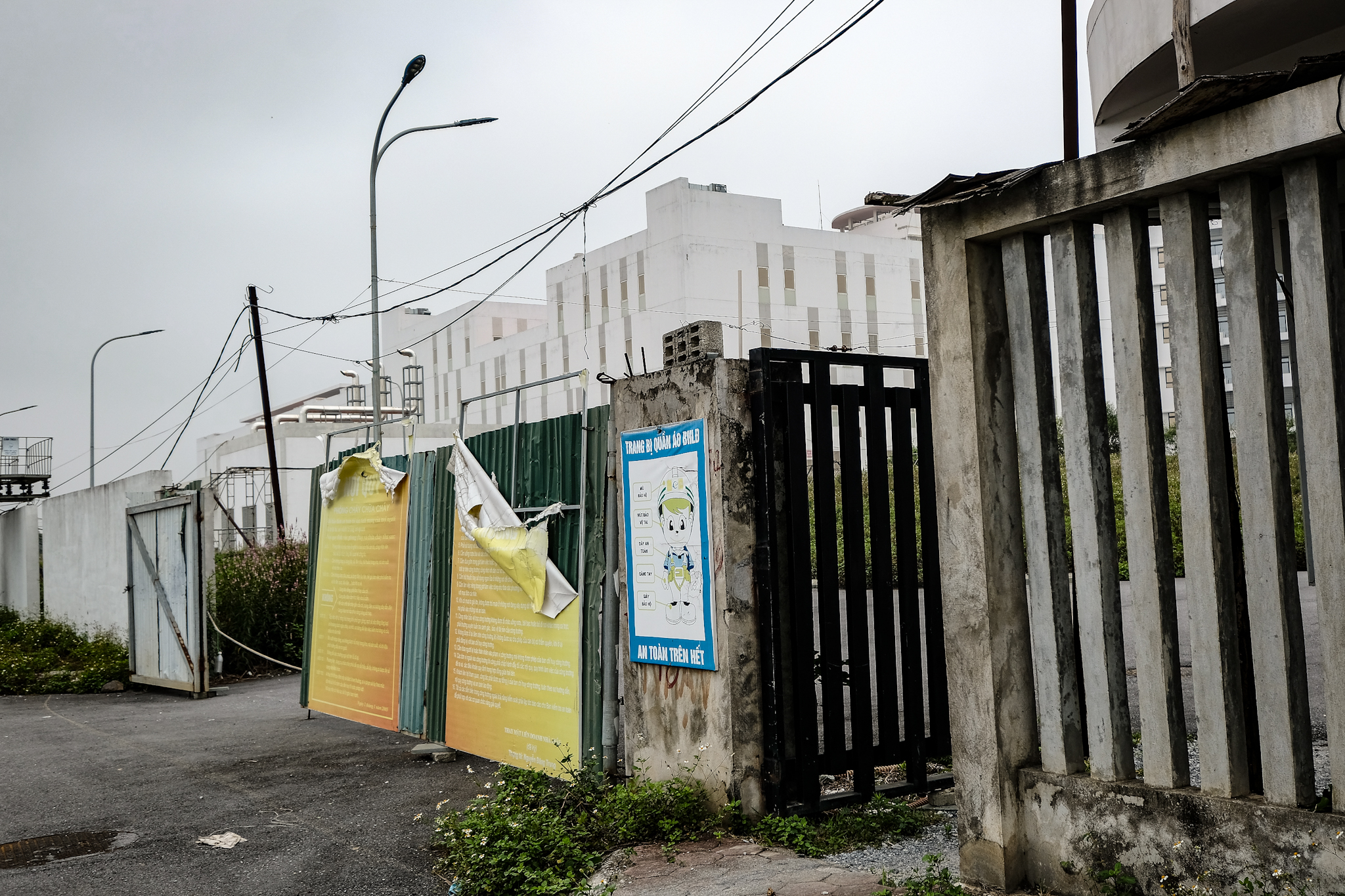 Cảnh hoang vắng hai cơ sở bệnh viện Bạch Mai, Việt Đức ngàn tỉ khánh thành rồi… đóng cửa - Ảnh 6. Cảnh hoang vắng hai cơ sở bệnh viện Bạch Mai, Việt Đức ngàn tỉ khánh thành rồi… đóng cửa - Ảnh 6.