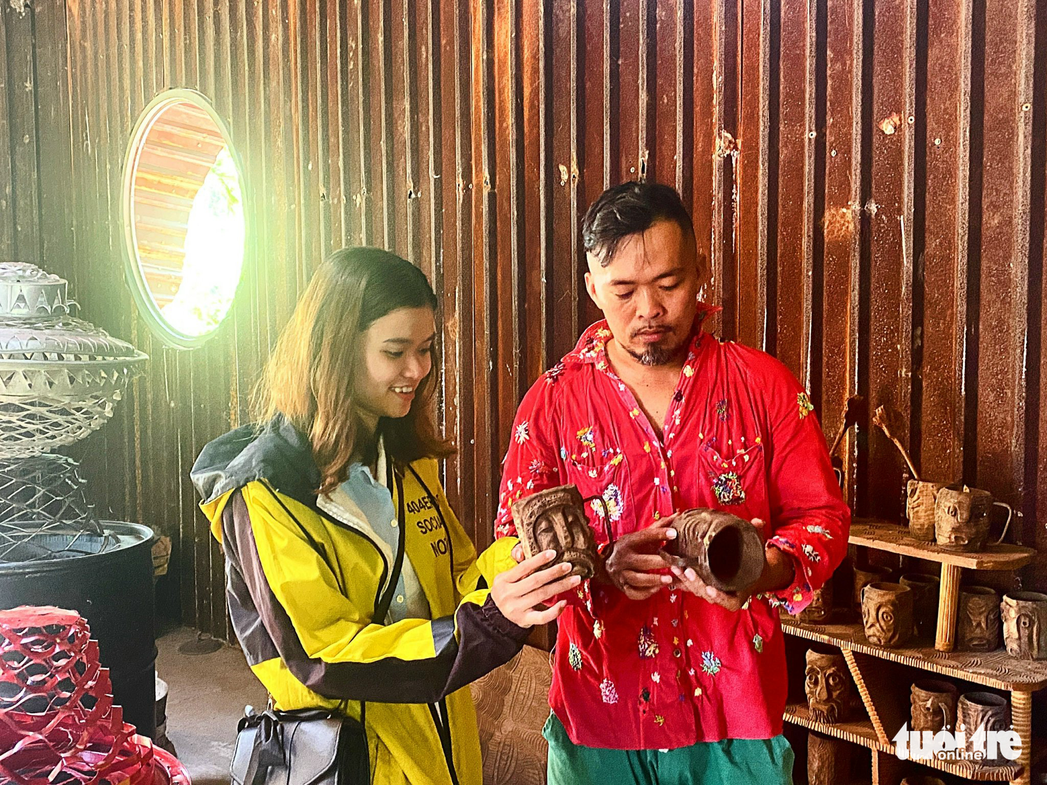 Mở Xưởng tái sinh, biến rác thành tác phẩm nghệ thuật - Ảnh 1. Mở Xưởng tái sinh, biến rác thành tác phẩm nghệ thuật - Ảnh 1.