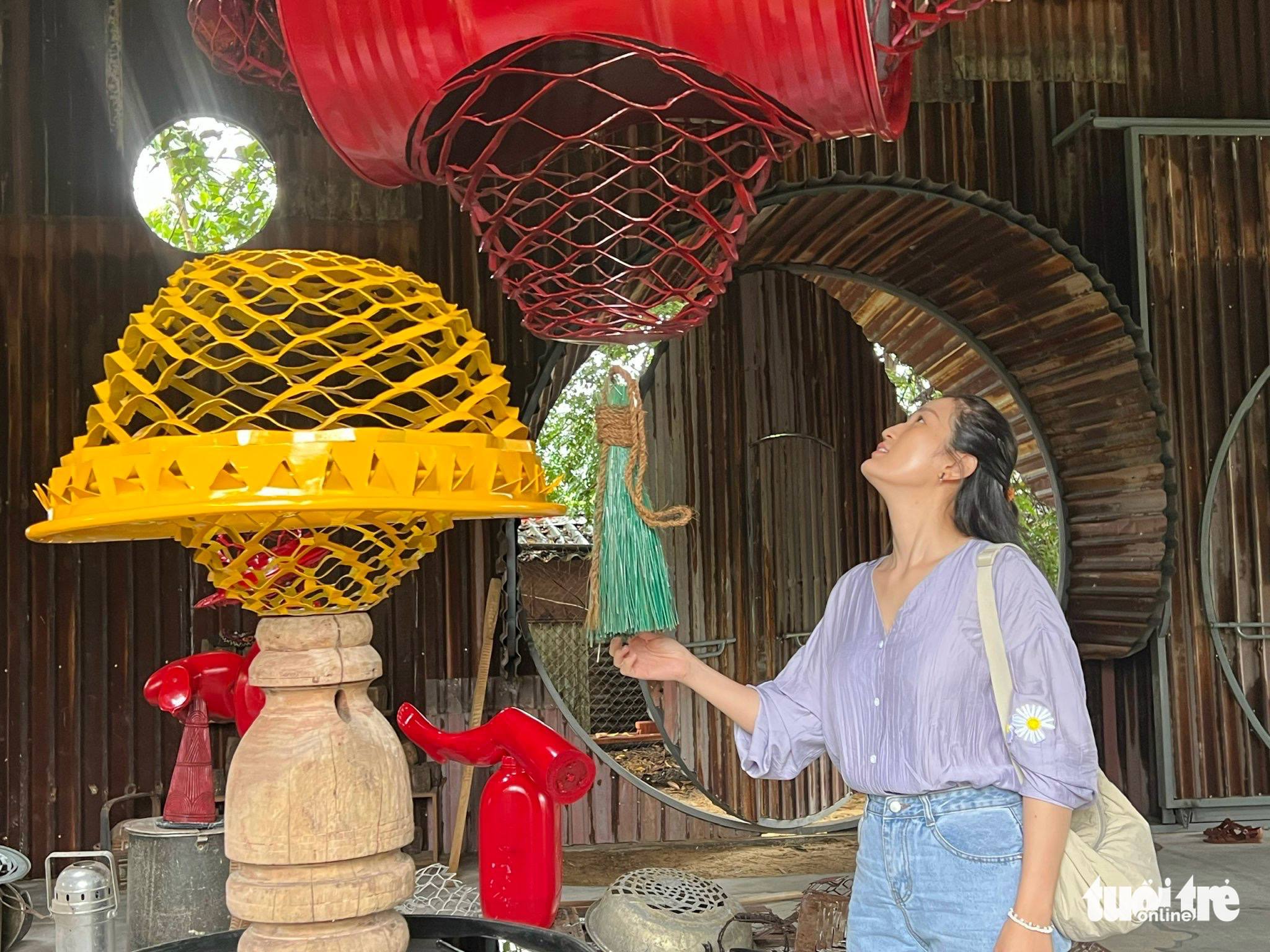 Mở Xưởng tái sinh, biến rác thành tác phẩm nghệ thuật - Ảnh 2. Mở Xưởng tái sinh, biến rác thành tác phẩm nghệ thuật - Ảnh 2.