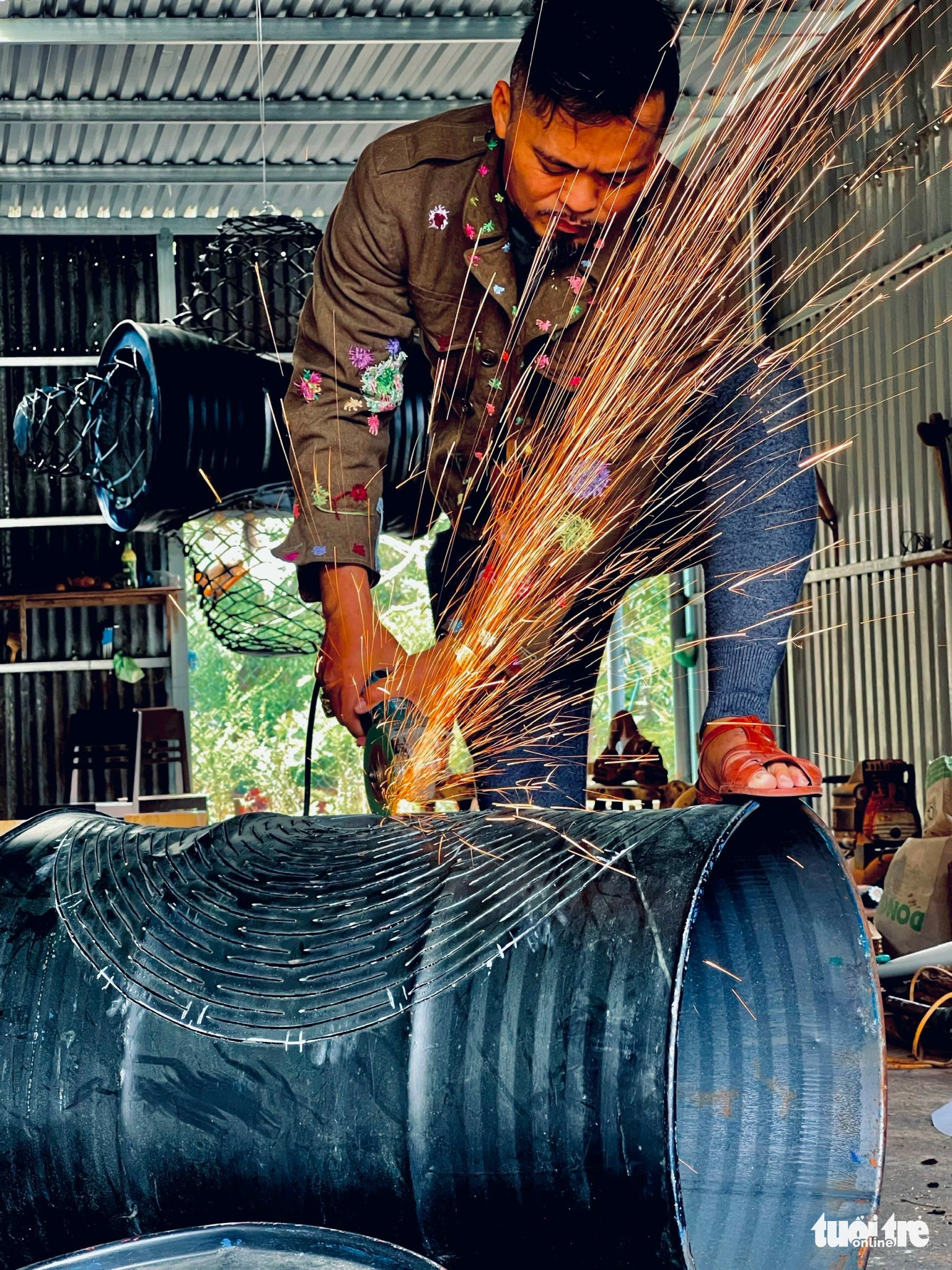 Mở Xưởng tái sinh, biến rác thành tác phẩm nghệ thuật - Ảnh 5. Mở Xưởng tái sinh, biến rác thành tác phẩm nghệ thuật - Ảnh 5.