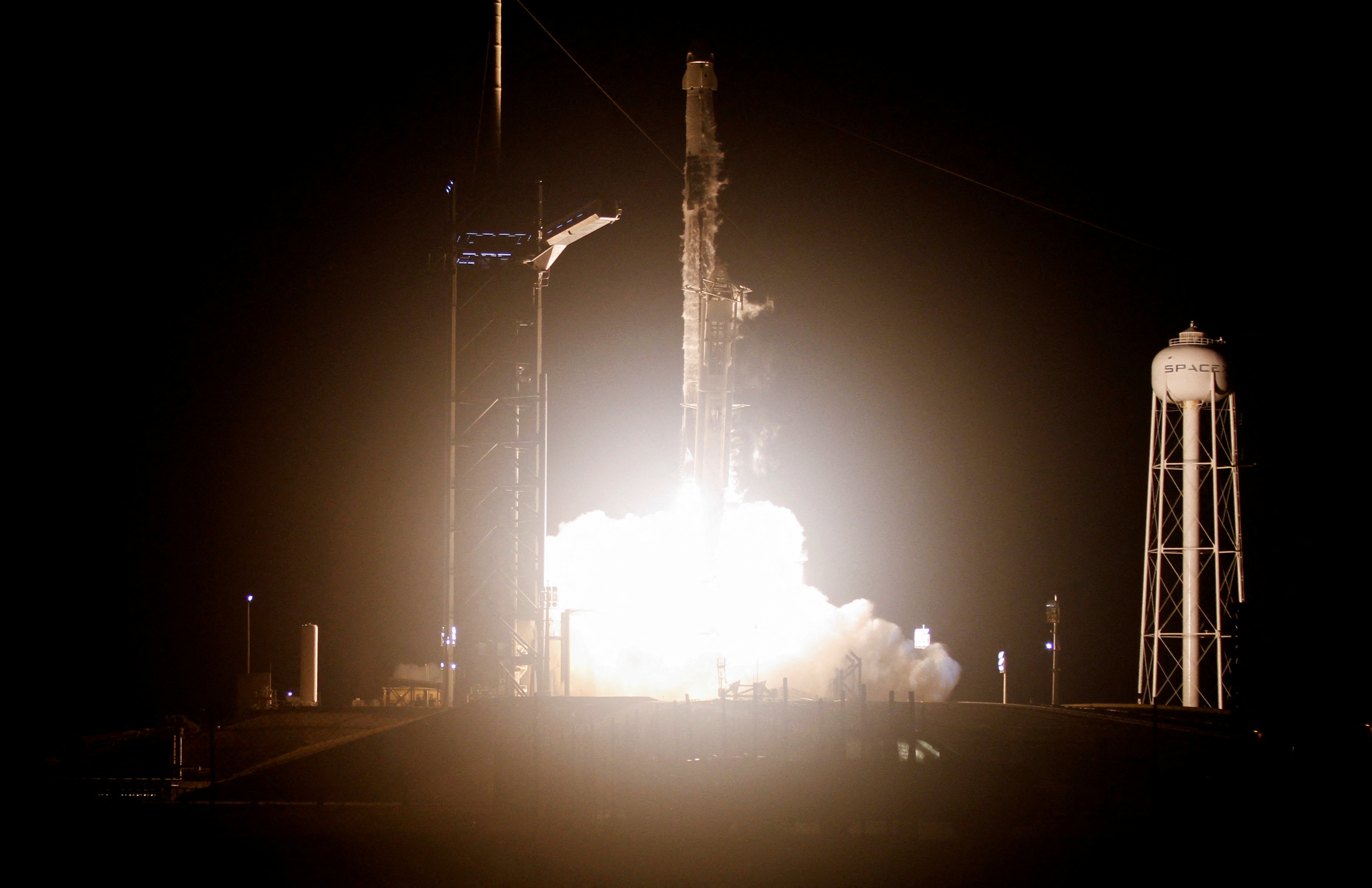 SpaceX của Elon Musk đưa phi hành đoàn NASA thứ 4 lên không gian - Ảnh 1. SpaceX của Elon Musk đưa phi hành đoàn NASA thứ 4 lên không gian - Ảnh 1.