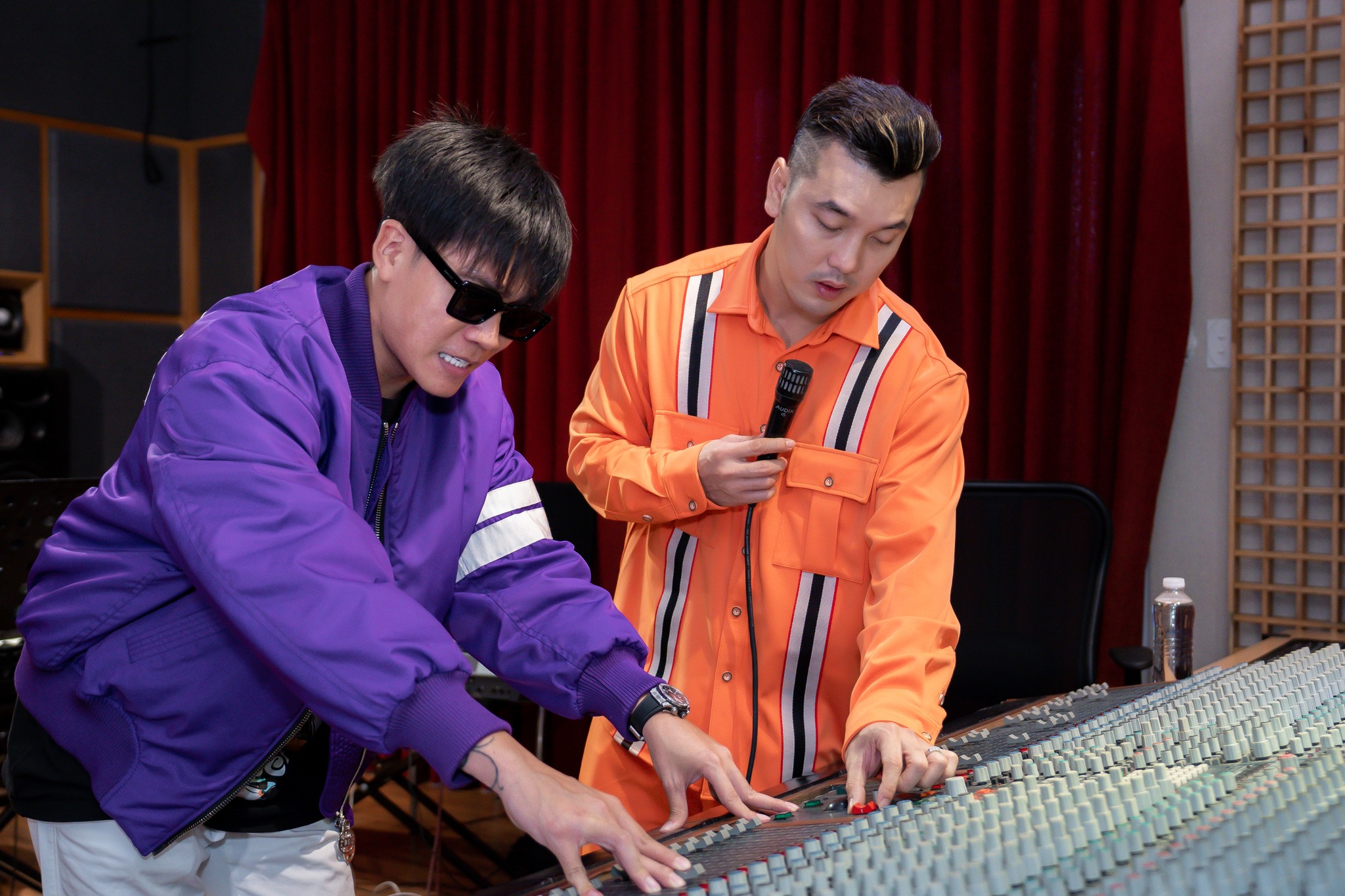 Ưng Hoàng Phúc kỷ niệm 20 năm ca hát; Tommy Nguyễn bán đấu giá váy dạ hội gây quỹ - Ảnh 4. Ưng Hoàng Phúc kỷ niệm 20 năm ca hát; Tommy Nguyễn bán đấu giá váy dạ hội gây quỹ - Ảnh 4.