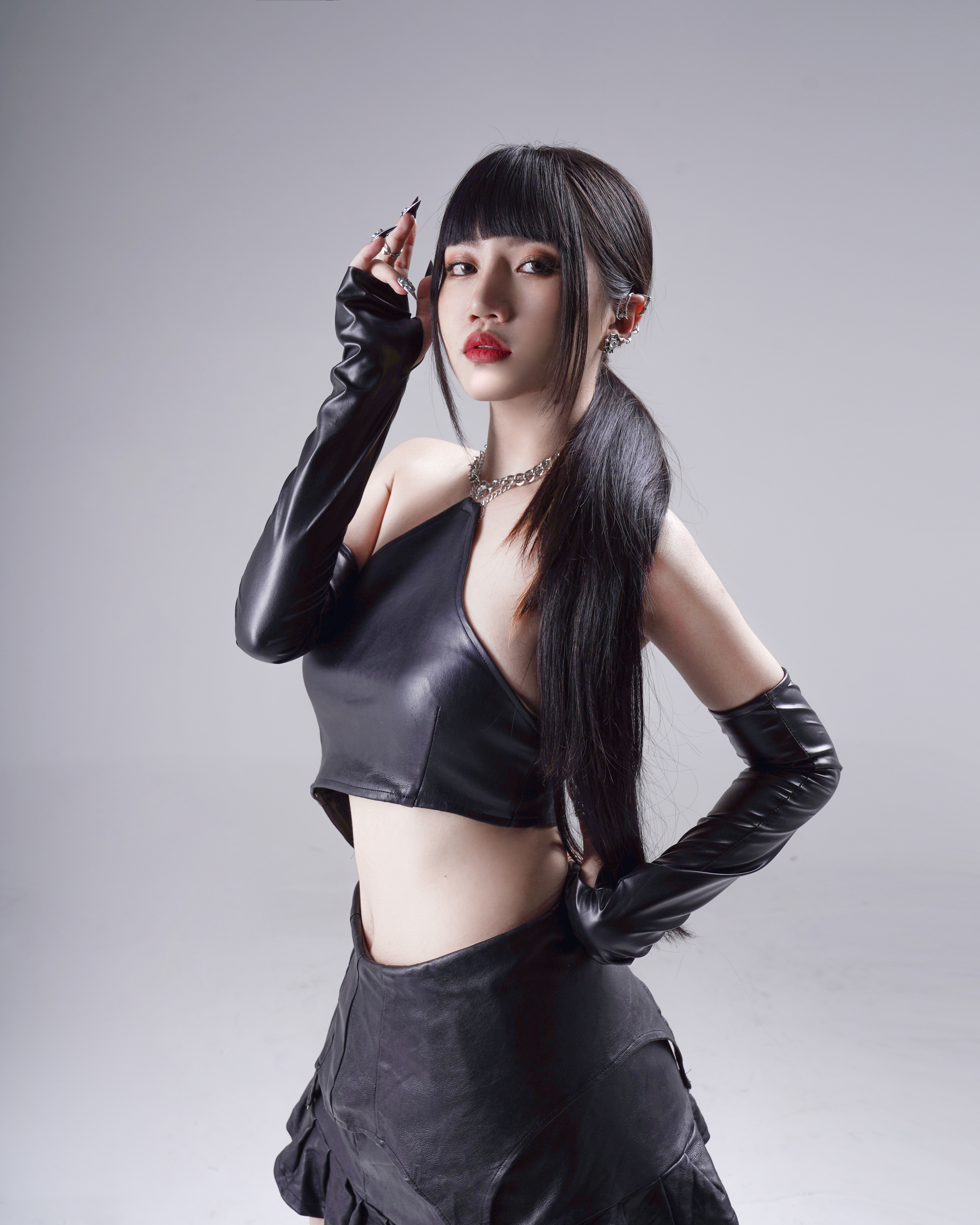 Ưng Hoàng Phúc kỷ niệm 20 năm ca hát; Tommy Nguyễn bán đấu giá váy dạ hội gây quỹ - Ảnh 2. Ưng Hoàng Phúc kỷ niệm 20 năm ca hát; Tommy Nguyễn bán đấu giá váy dạ hội gây quỹ - Ảnh 2.