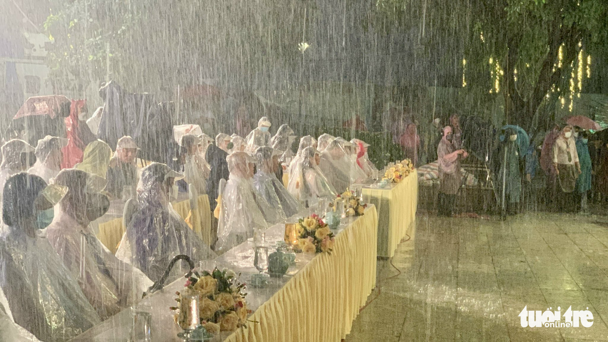 Chương trình nghệ thuật mừng 30-4 phải dừng giữa chừng do mưa lớn - Ảnh 9.