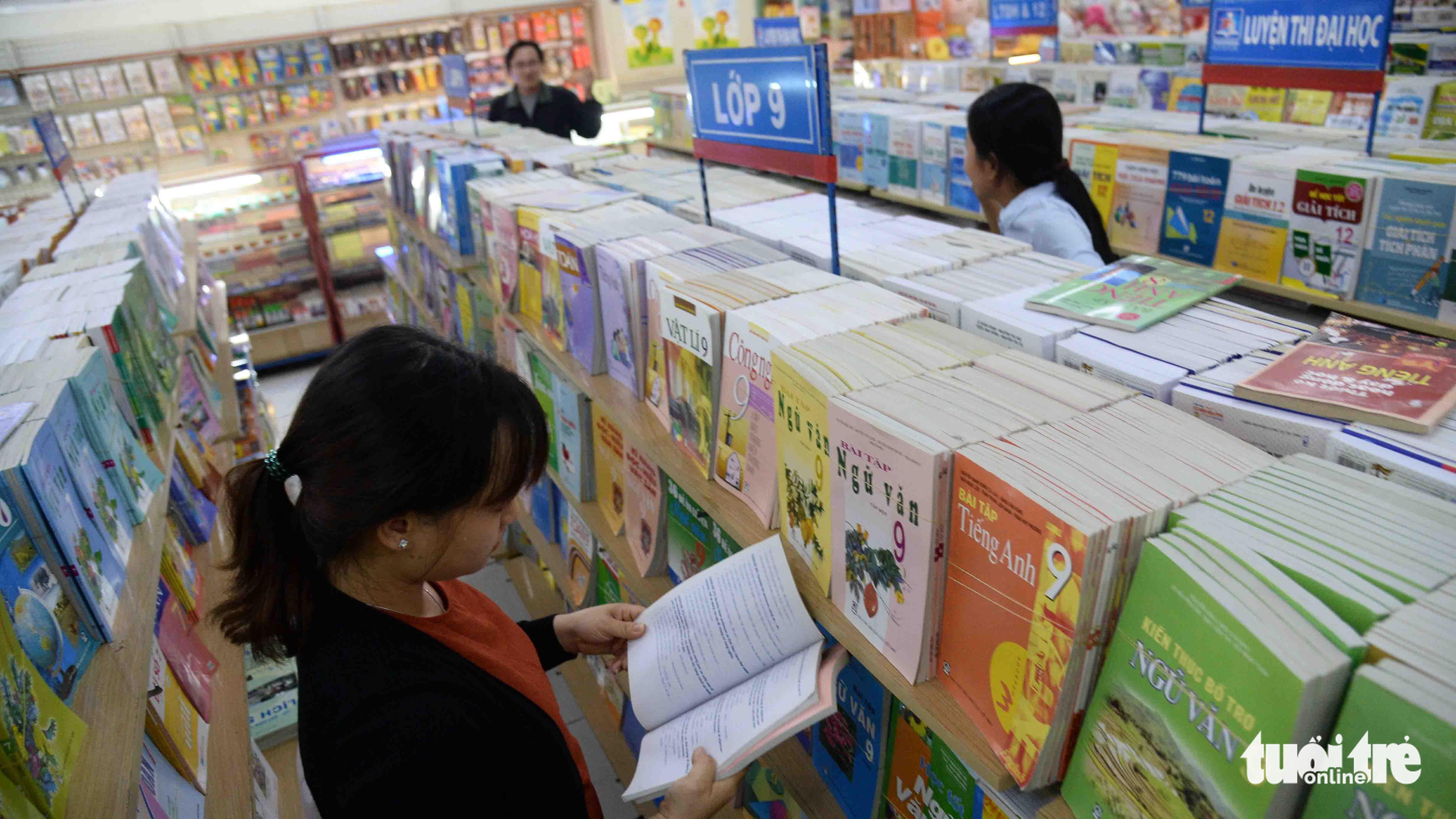 Xôn xao chuyện sách giáo khoa mới giá cao gấp 2-3 lần sách hiện hành - Ảnh 1. Xôn xao chuyện sách giáo khoa mới giá cao gấp 2-3 lần sách hiện hành - Ảnh 1.