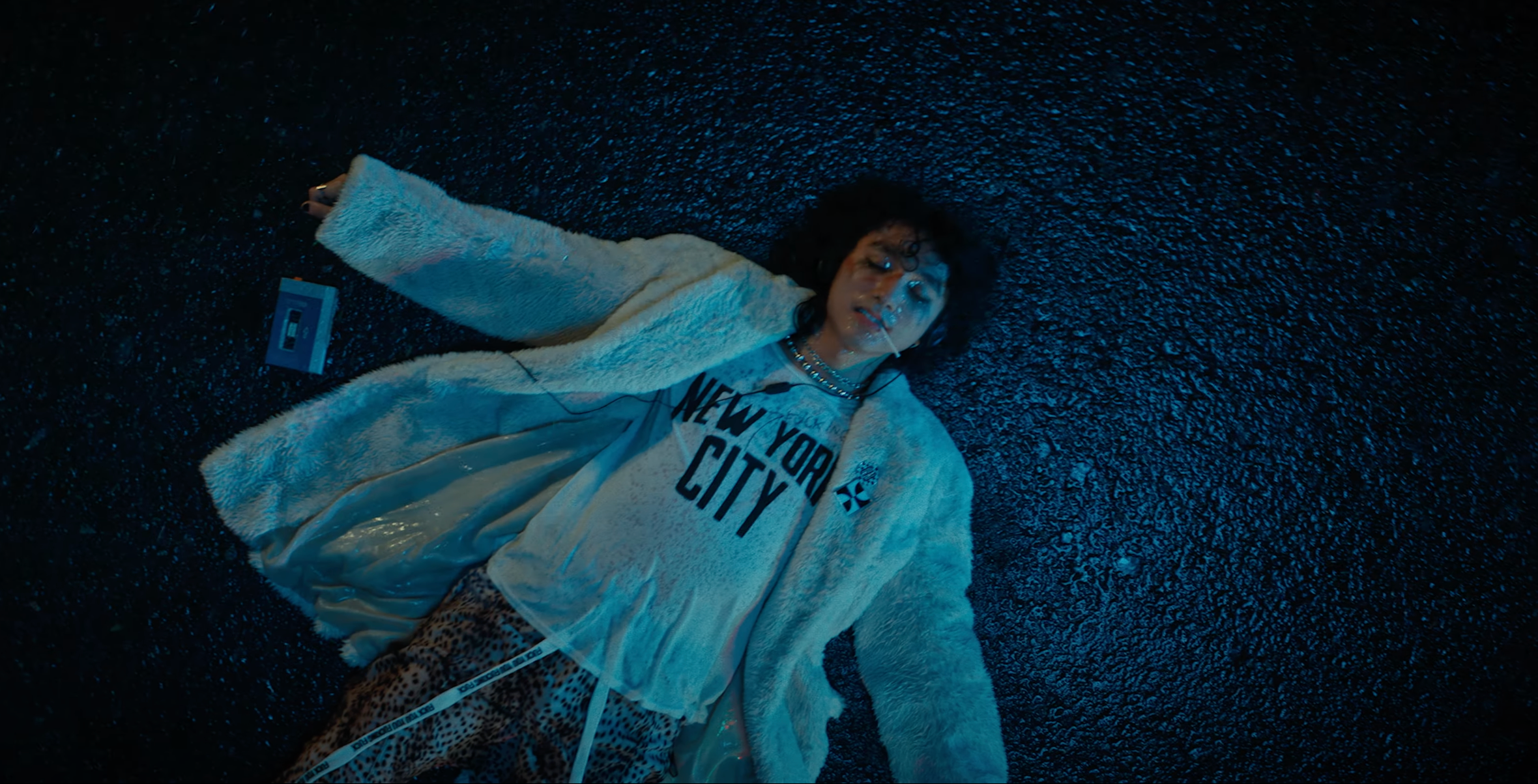 There is no one at all của Sơn Tùng M-TP: Thông điệp tiêu cực, bạo lực nhưng không dán nhãn - Ảnh 1. There is no one at all của Sơn Tùng M-TP: Thông điệp tiêu cực, bạo lực nhưng không dán nhãn - Ảnh 1.