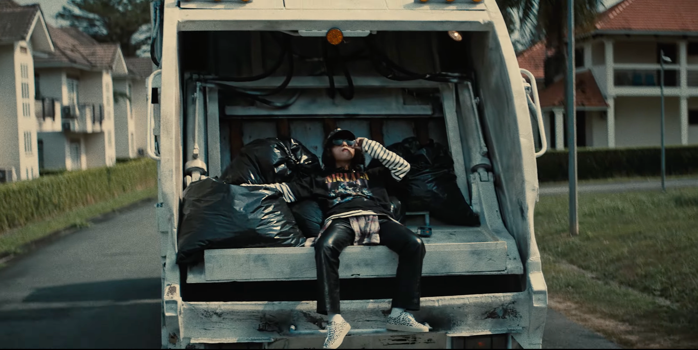 There is no one at all của Sơn Tùng M-TP: Thông điệp tiêu cực, bạo lực nhưng không dán nhãn - Ảnh 4. There is no one at all của Sơn Tùng M-TP: Thông điệp tiêu cực, bạo lực nhưng không dán nhãn - Ảnh 4.