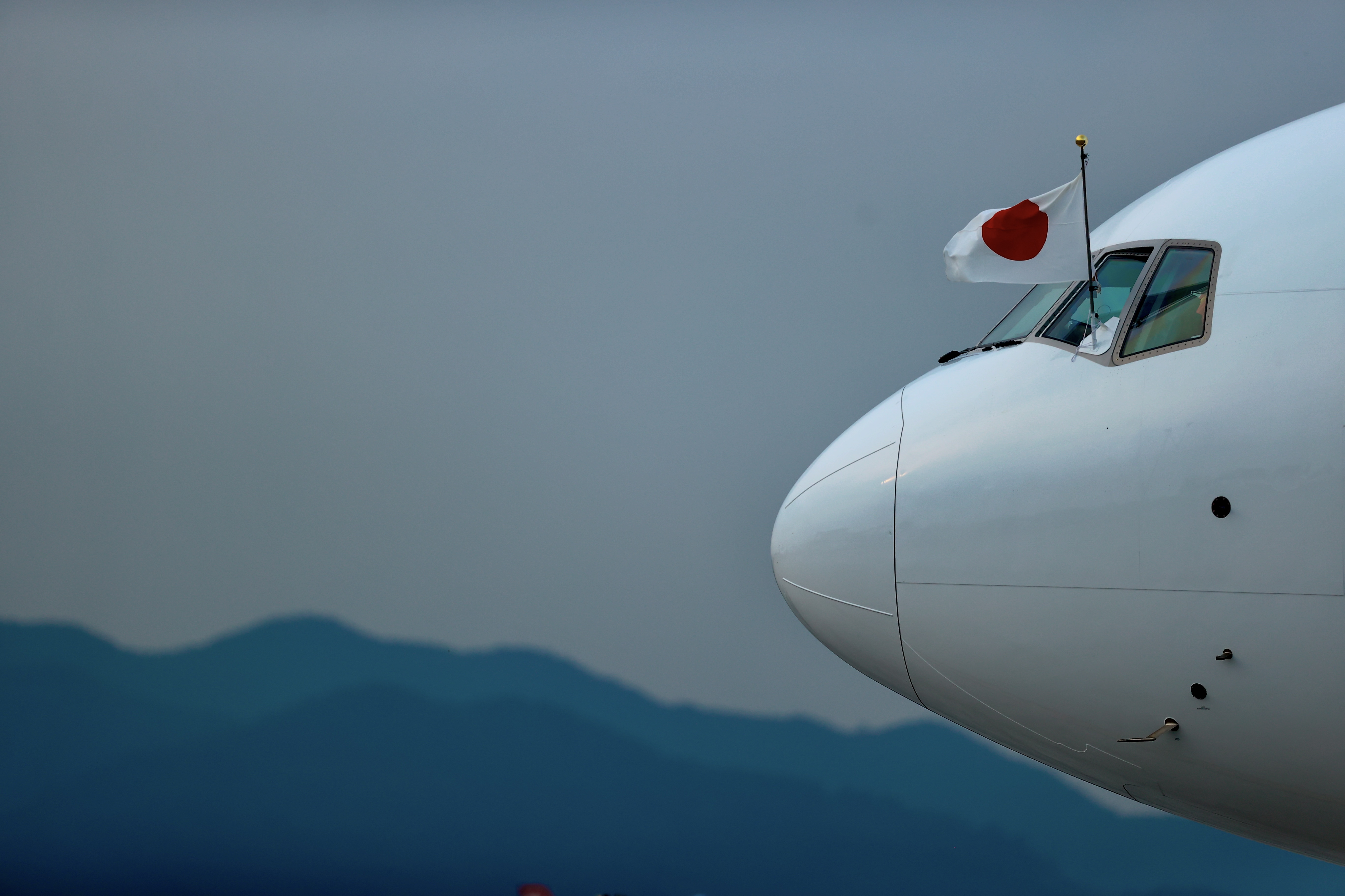 Thủ tướng Nhật Bản Kishida Fumio đã đến Việt Nam - Ảnh 3. Thủ tướng Nhật Bản Kishida Fumio đã đến Việt Nam - Ảnh 3.