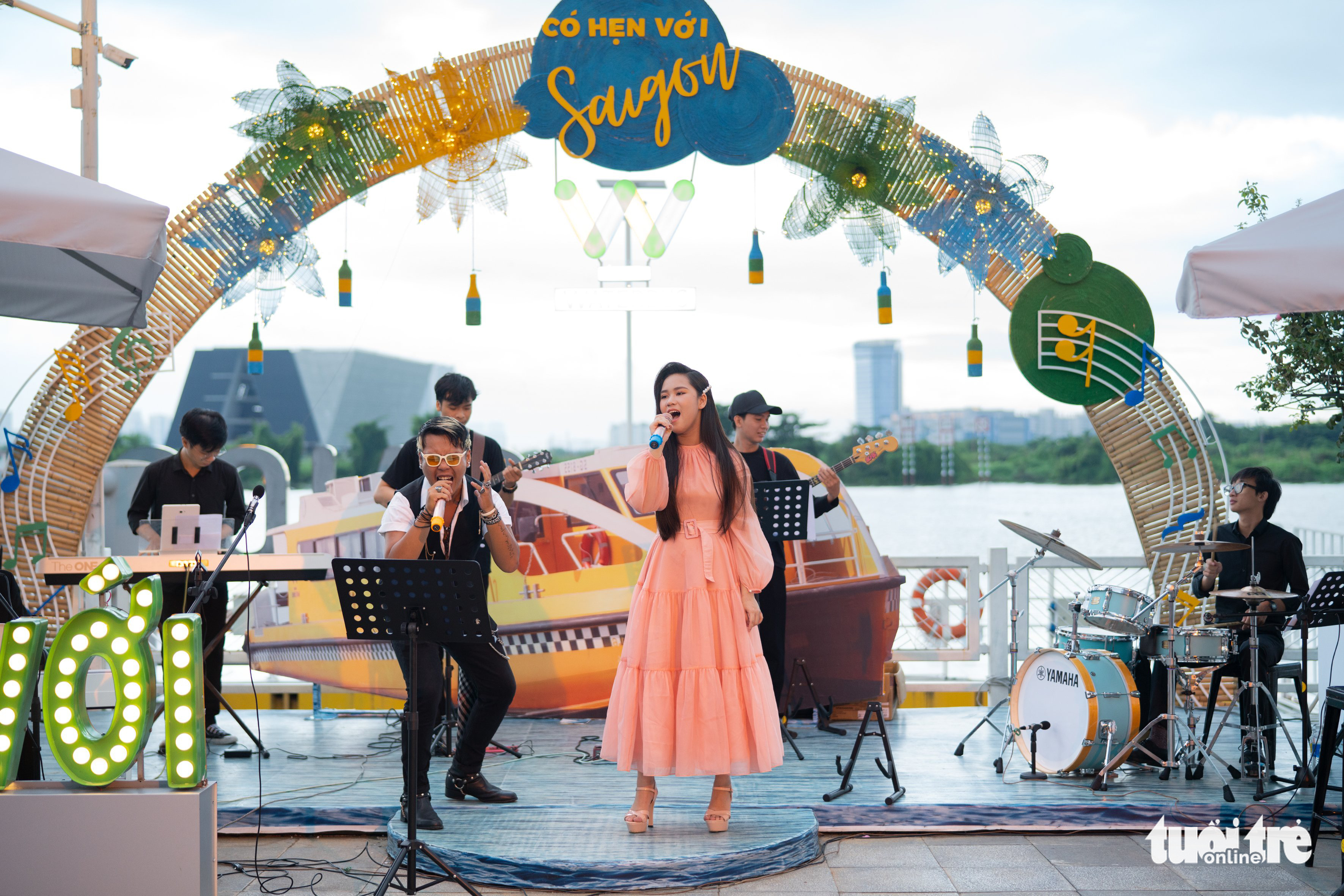 Các tài năng âm nhạc nhí hát mừng 30-4 trên bến Bạch Đằng - Ảnh 1. Các tài năng âm nhạc nhí hát mừng 30-4 trên bến Bạch Đằng - Ảnh 1.