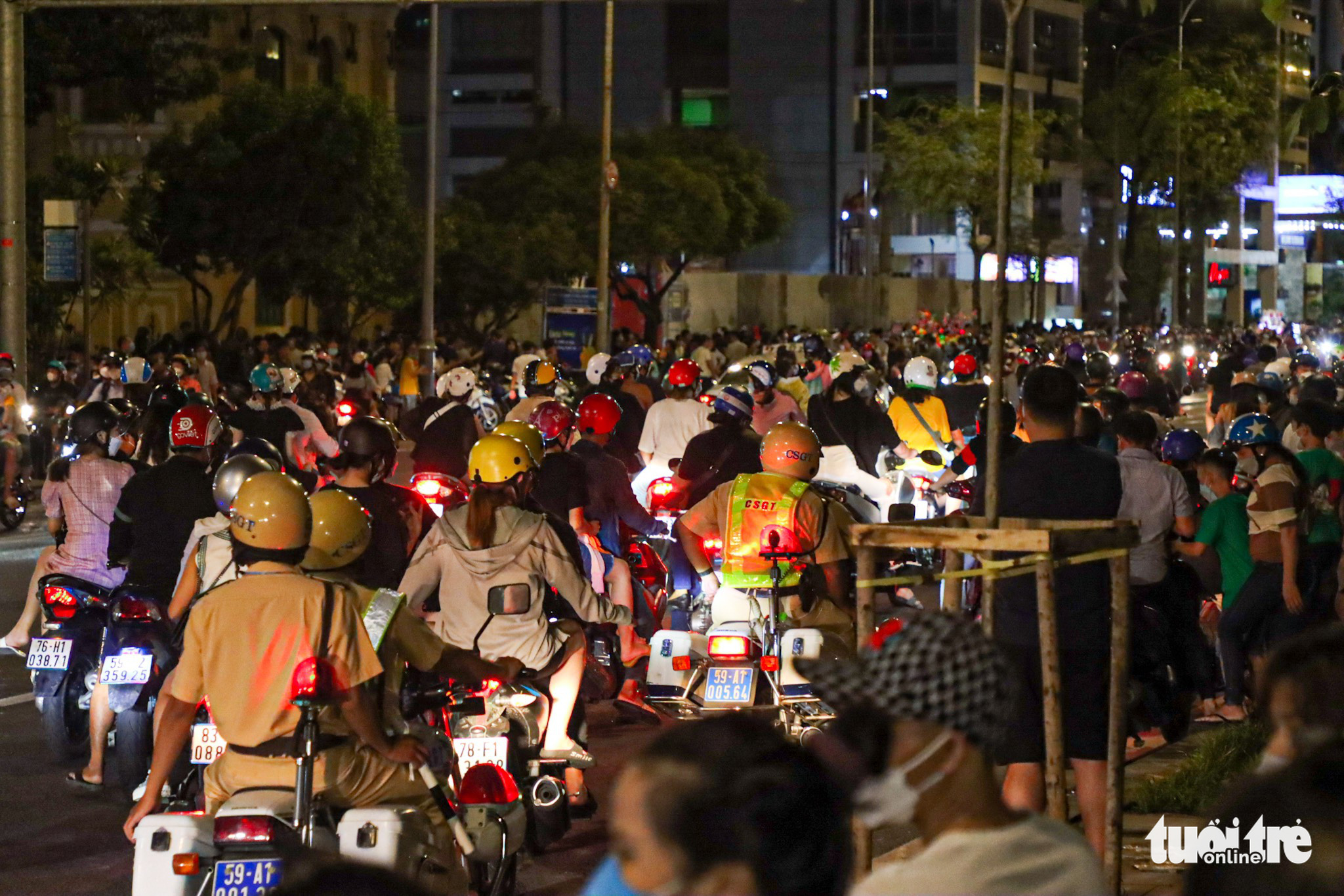 Người dân TP.HCM hân hoan ngắm pháo hoa dịp 30-4 - Ảnh 6.