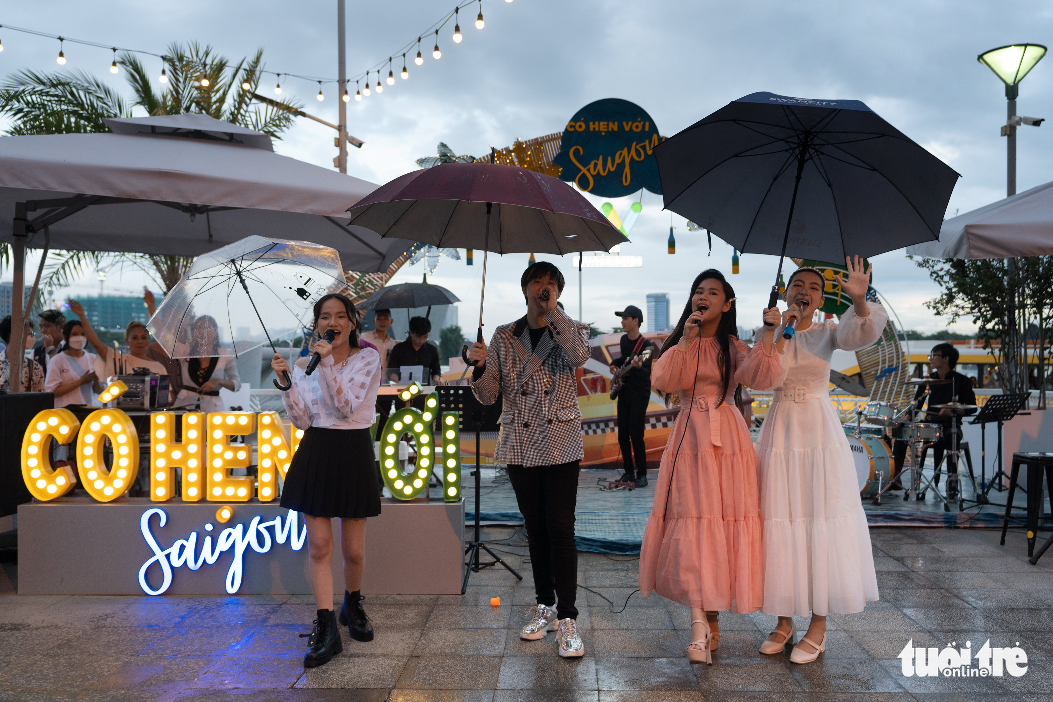 Các tài năng âm nhạc nhí hát mừng 30-4 trên bến Bạch Đằng - Ảnh 4. Các tài năng âm nhạc nhí hát mừng 30-4 trên bến Bạch Đằng - Ảnh 4.