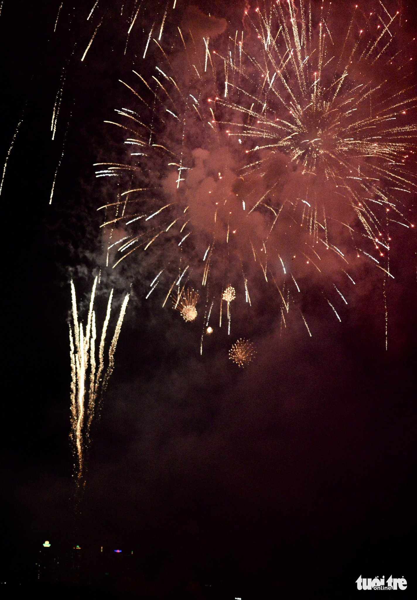 Người dân TP.HCM hân hoan ngắm pháo hoa dịp 30-4 - Ảnh 1.