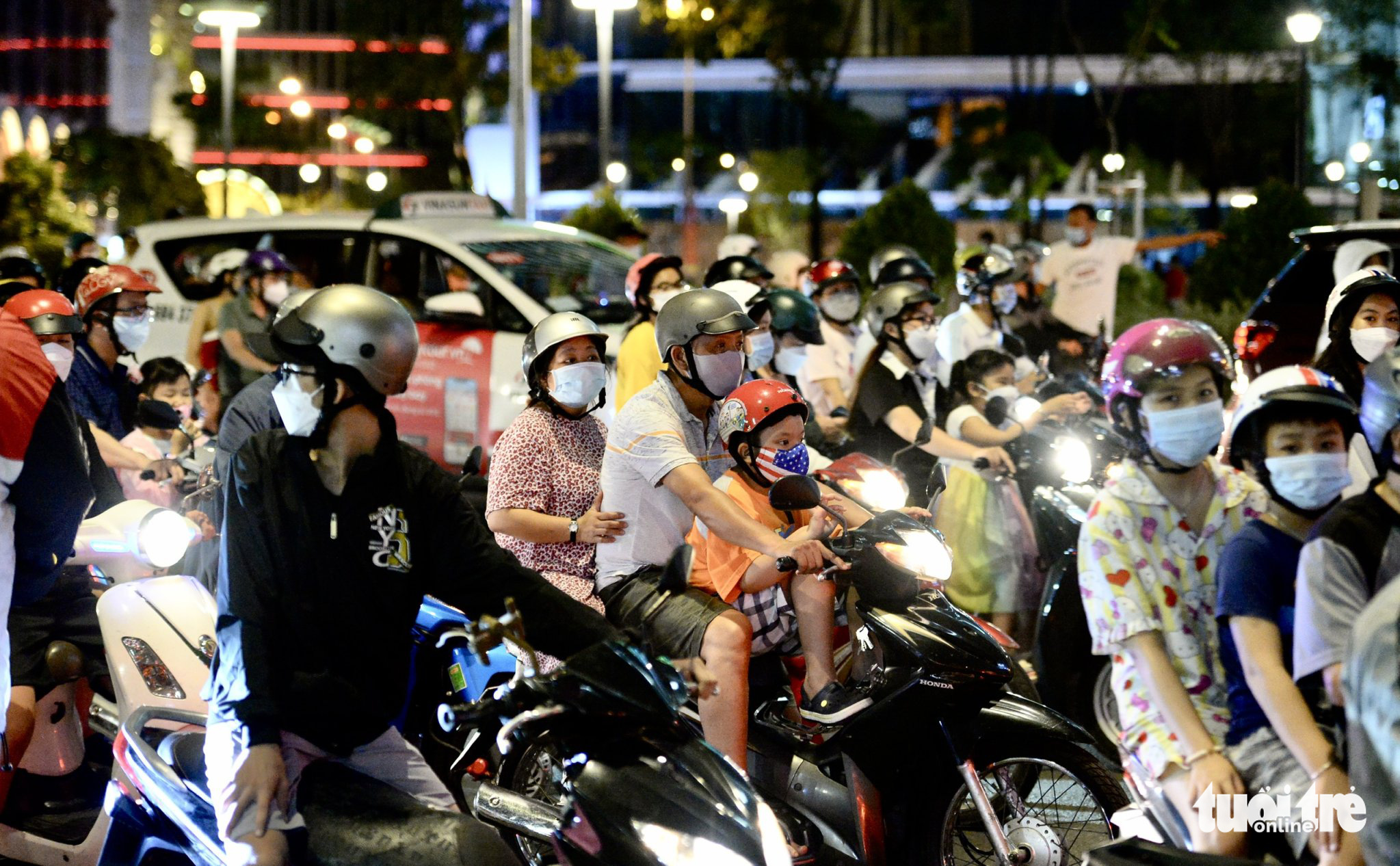 Người dân TP.HCM hân hoan ngắm pháo hoa dịp 30-4 - Ảnh 5.