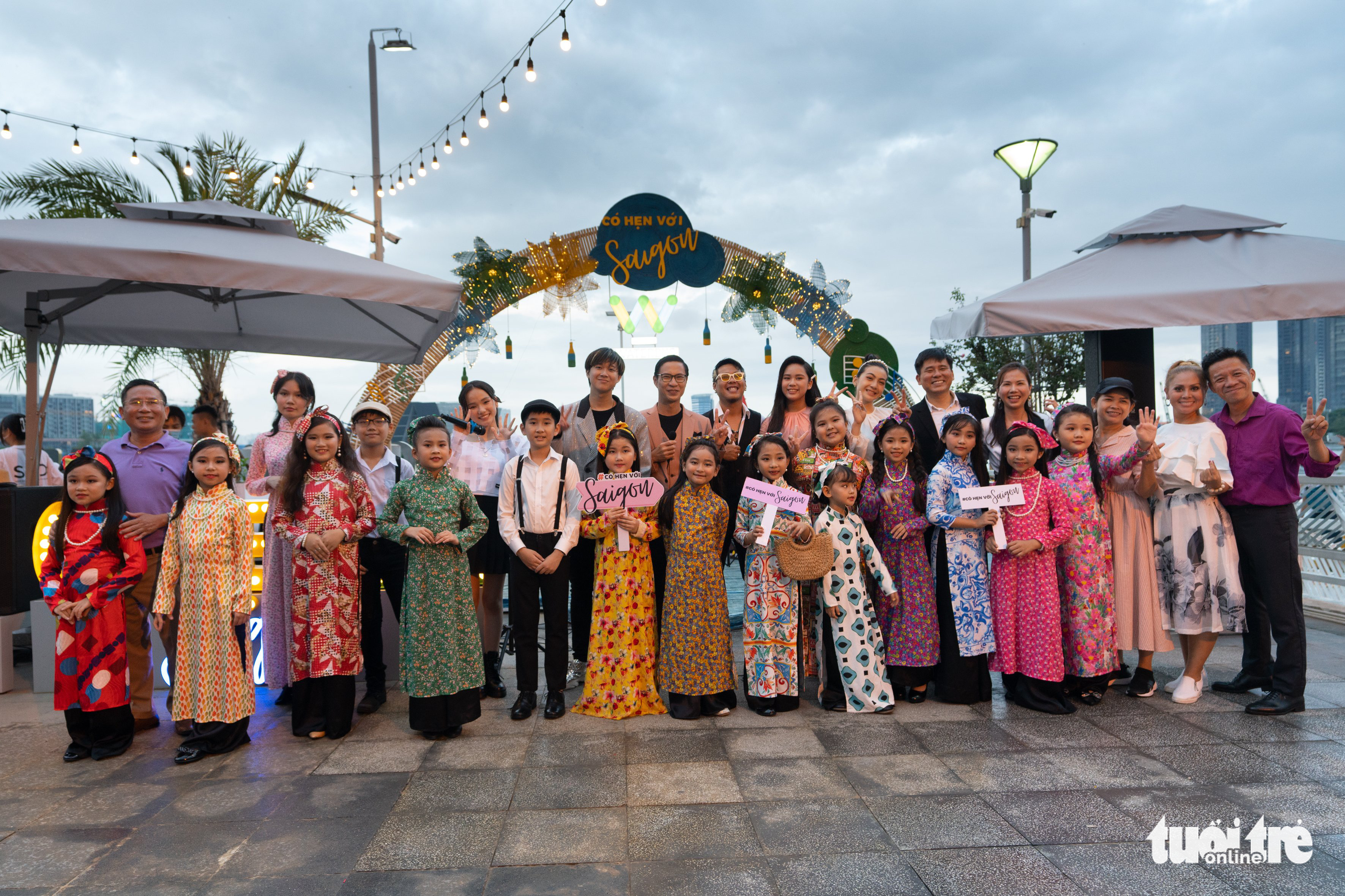 Các tài năng âm nhạc nhí hát mừng 30-4 trên bến Bạch Đằng - Ảnh 5. Các tài năng âm nhạc nhí hát mừng 30-4 trên bến Bạch Đằng - Ảnh 5.