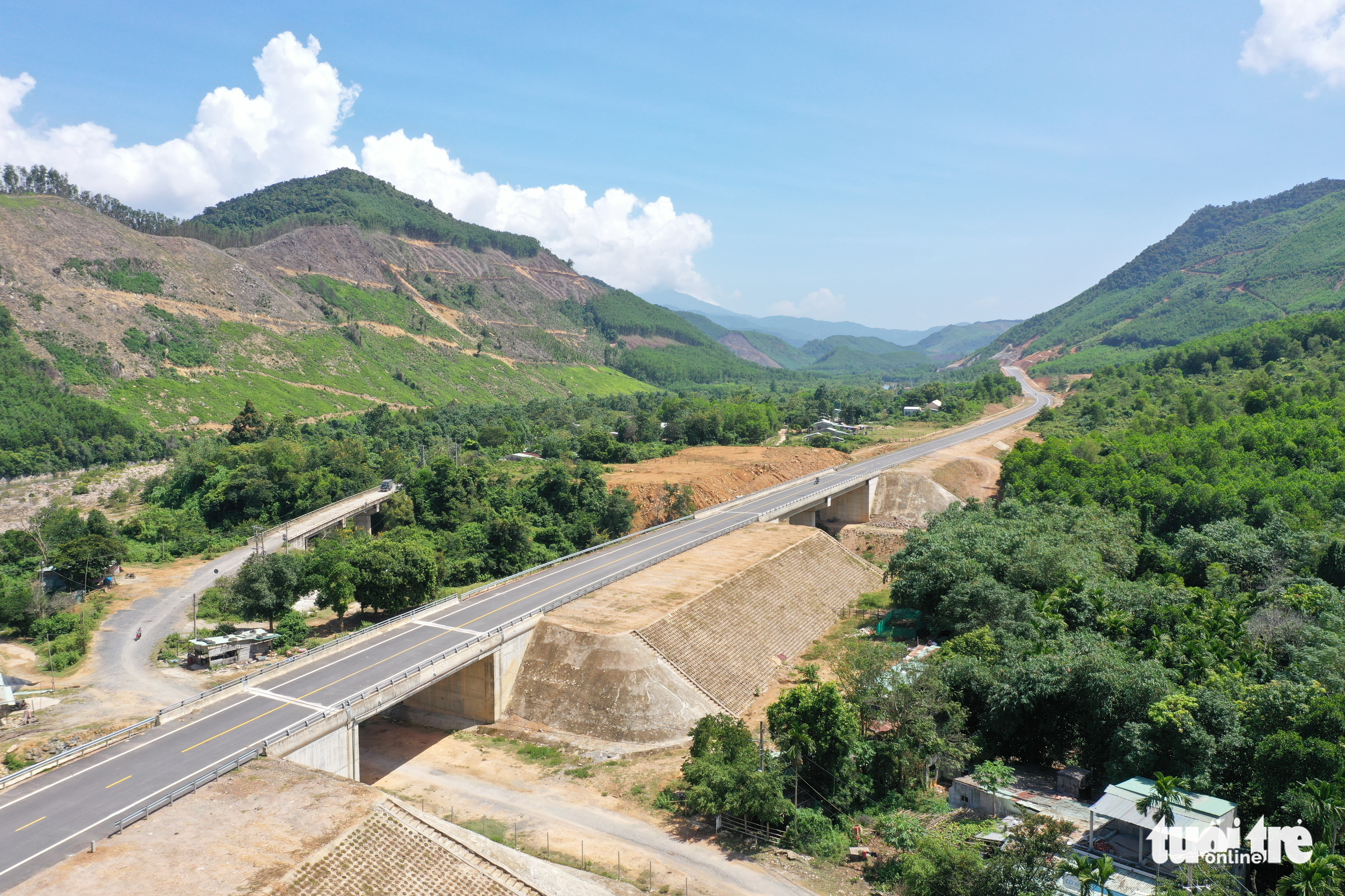 Toàn cảnh tuyến đường La Sơn - Túy Loan sắp đi vào khai thác - Ảnh 2. Toàn cảnh tuyến đường La Sơn - Túy Loan sắp đi vào khai thác - Ảnh 2.