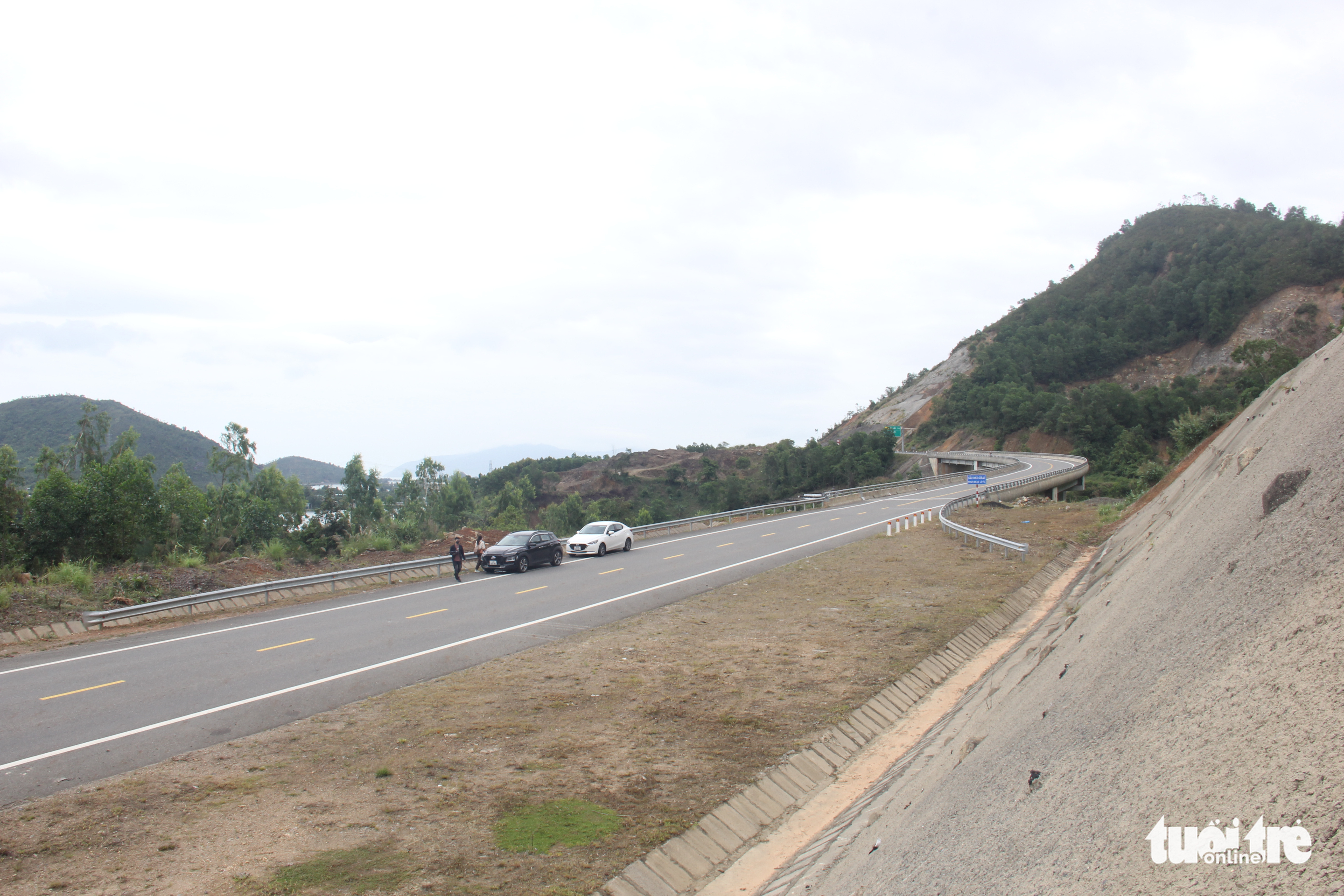 Toàn cảnh tuyến đường La Sơn - Túy Loan sắp đi vào khai thác - Ảnh 12. Toàn cảnh tuyến đường La Sơn - Túy Loan sắp đi vào khai thác - Ảnh 12.