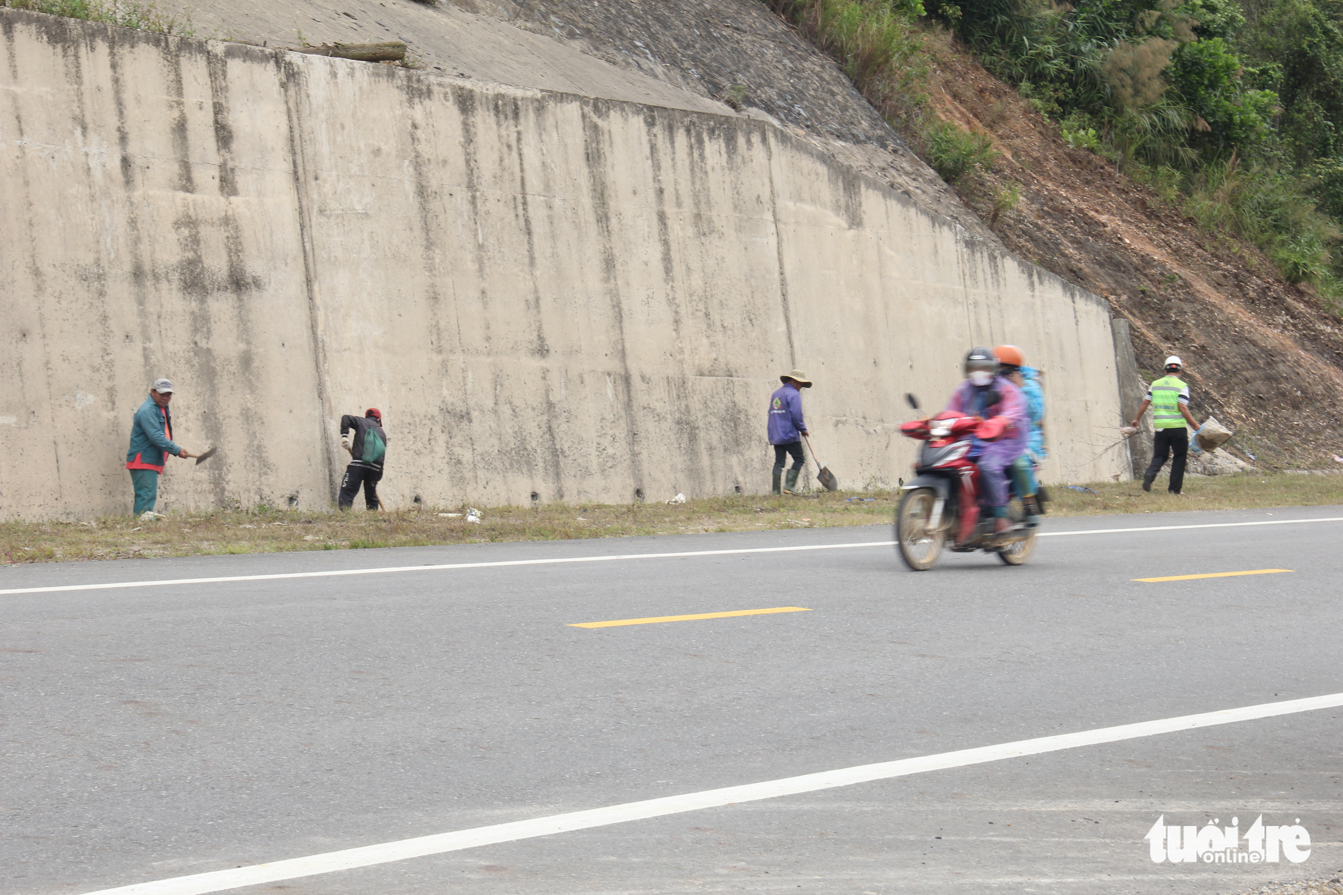 Toàn cảnh tuyến đường La Sơn - Túy Loan sắp đi vào khai thác - Ảnh 5. Toàn cảnh tuyến đường La Sơn - Túy Loan sắp đi vào khai thác - Ảnh 5.