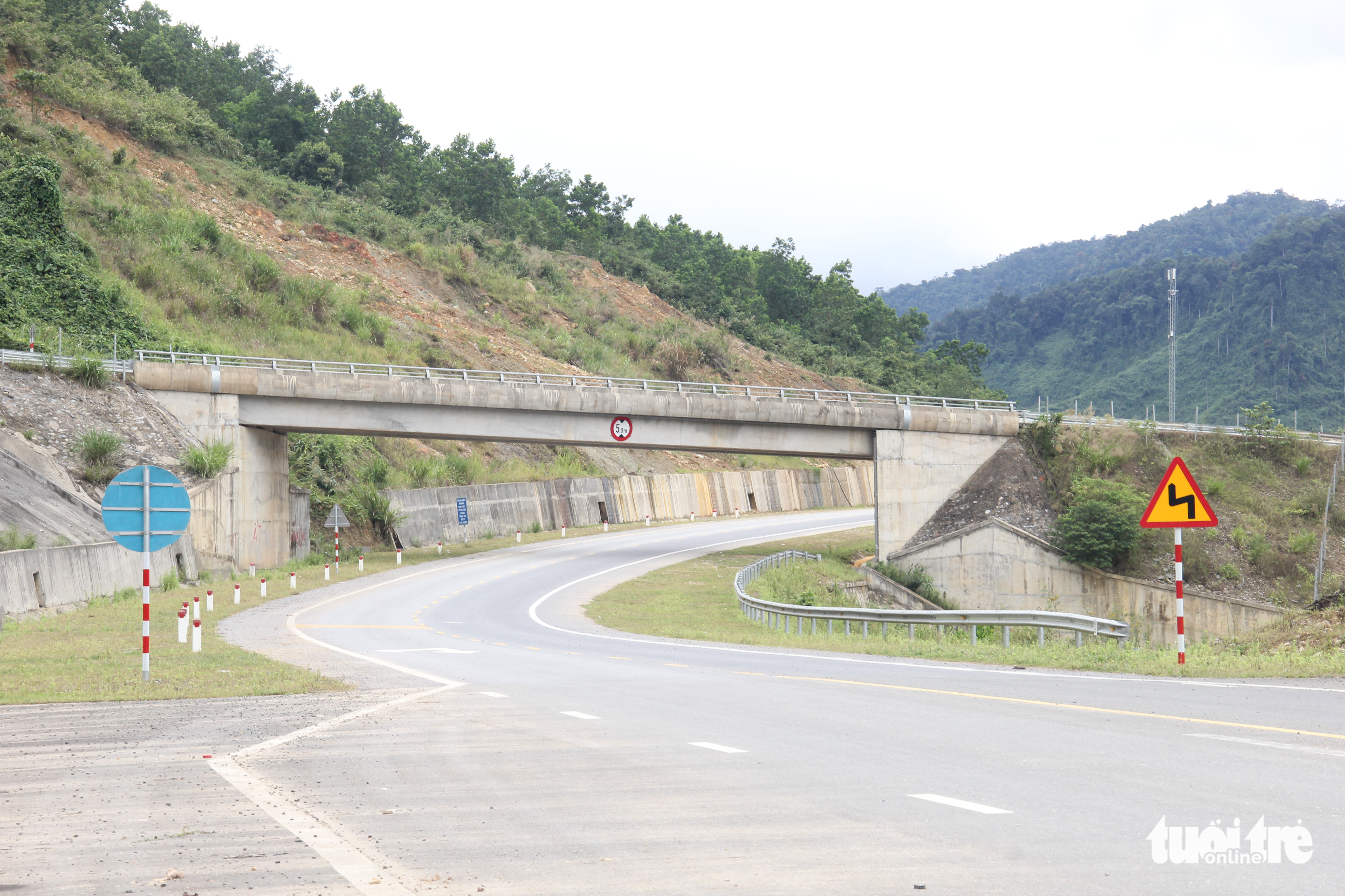 Toàn cảnh tuyến đường La Sơn - Túy Loan sắp đi vào khai thác - Ảnh 13. Toàn cảnh tuyến đường La Sơn - Túy Loan sắp đi vào khai thác - Ảnh 13.