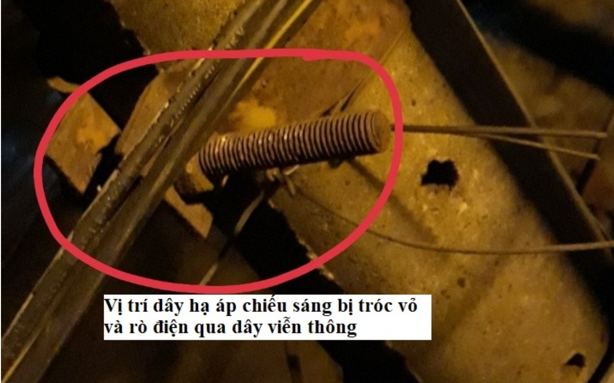 Người đàn ông bị điện giật chết thương tâm trong lúc leo hàng rào - Ảnh 2.