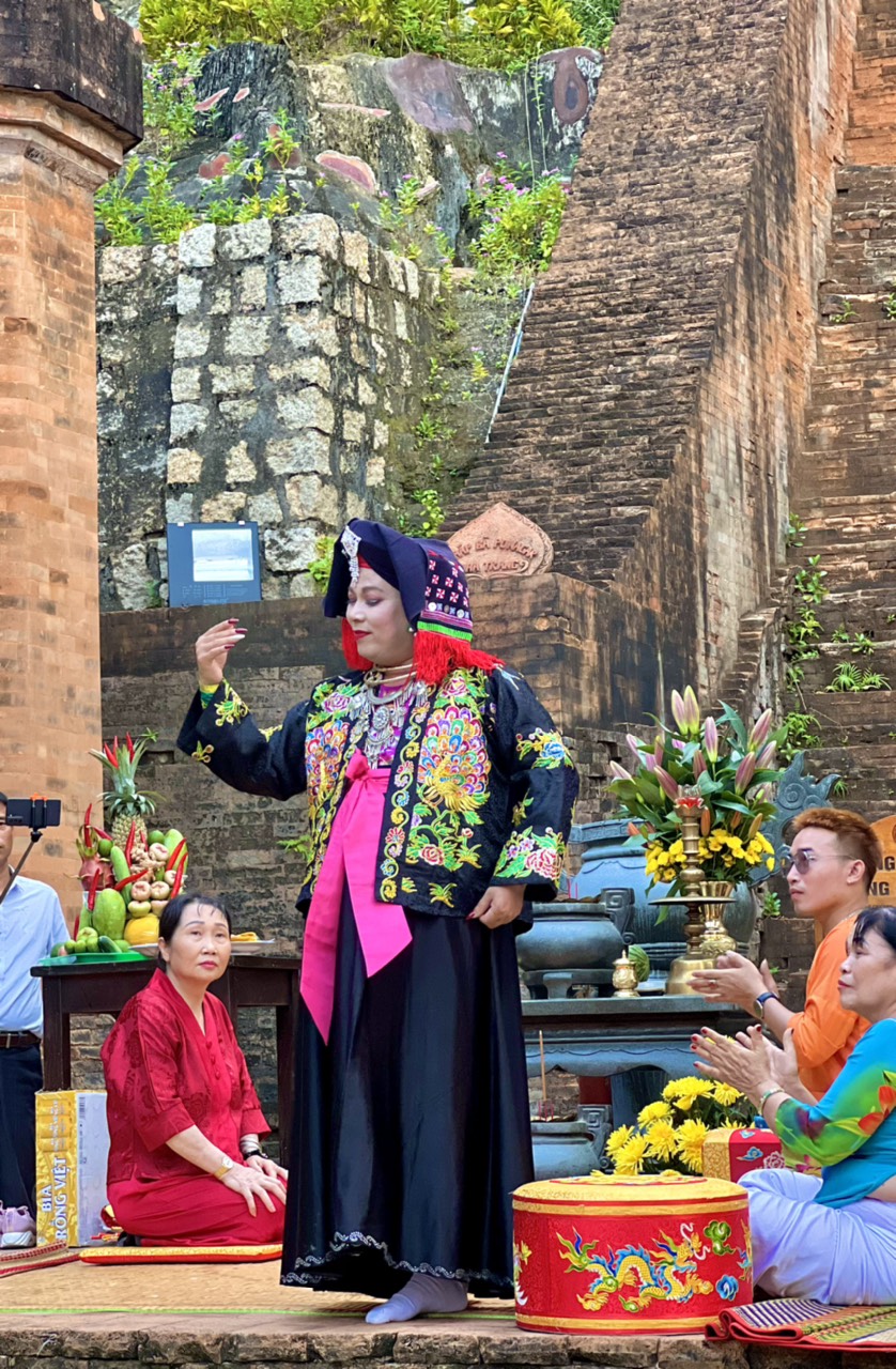 Hầu đồng nhảy múa với nhạc điện tử ở Tháp Bà Ponagar - Ảnh 4. Hầu đồng nhảy múa với nhạc điện tử ở Tháp Bà Ponagar - Ảnh 4.