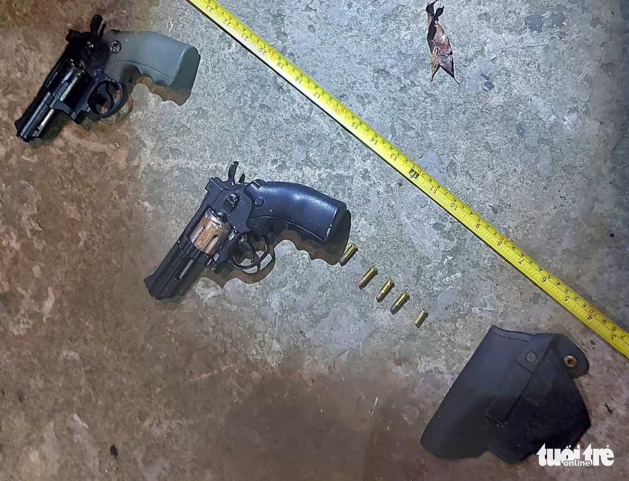 Tiền Giang: Đã xác định được nghi phạm nổ súng trước cổng tòa án - Ảnh 3. Tiền Giang: Đã xác định được nghi phạm nổ súng trước cổng tòa án - Ảnh 3.