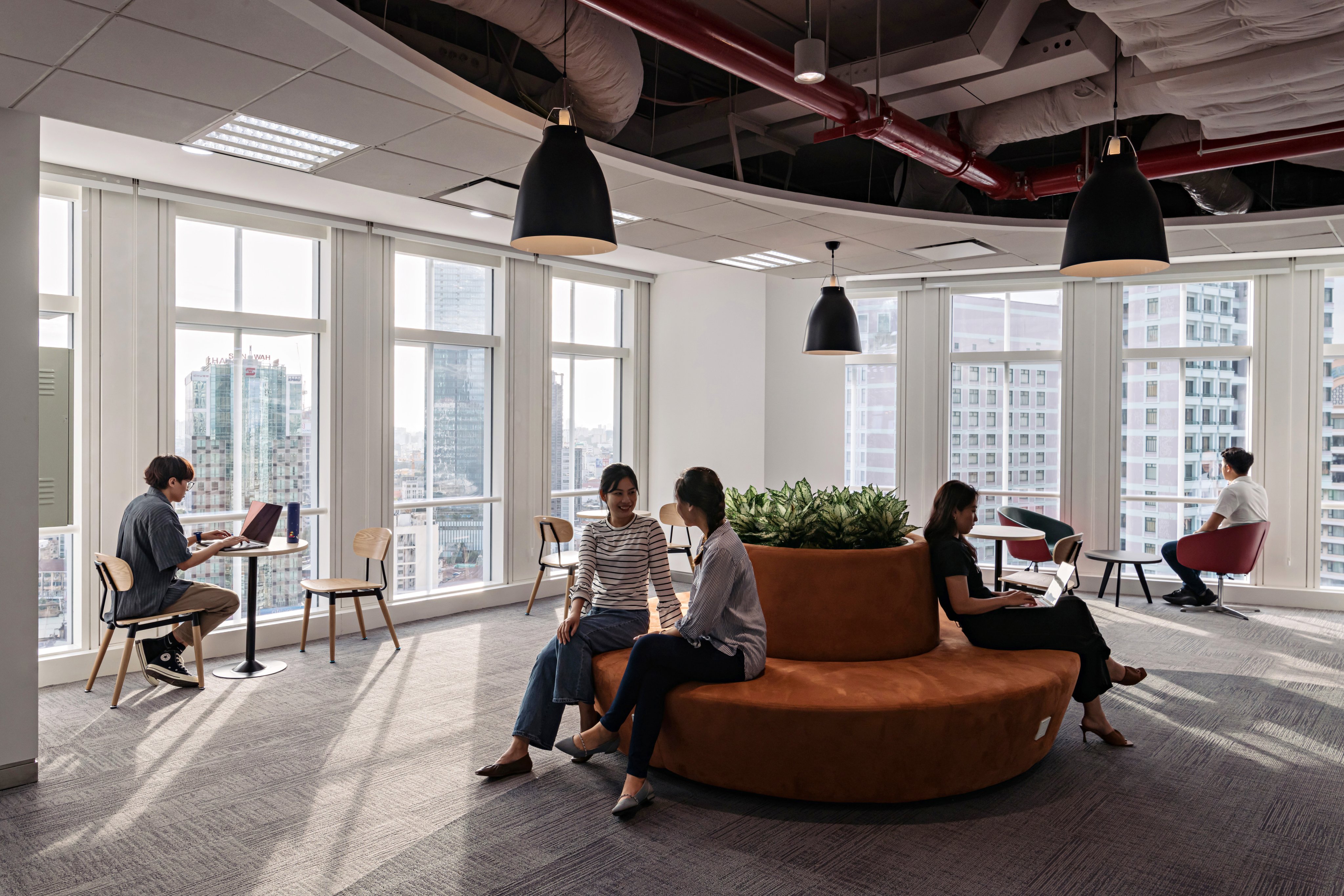 Khám phá văn phòng làm việc phong cách hybrid work của Heineken - Ảnh 4.