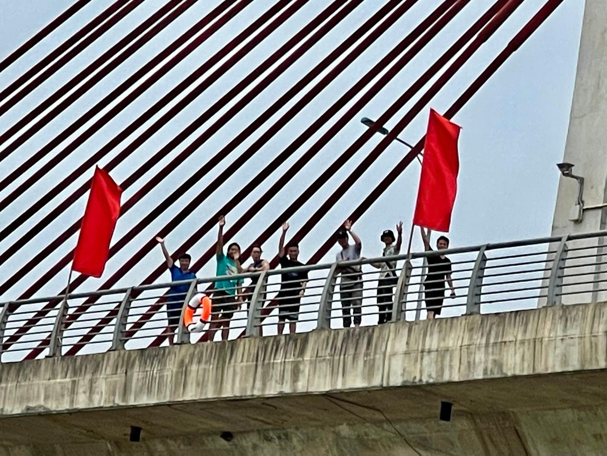 Hành trình dạy bơi miễn phí dọc sông Hồng của chàng trai từng suýt chết vì đuối nước - Ảnh 2.