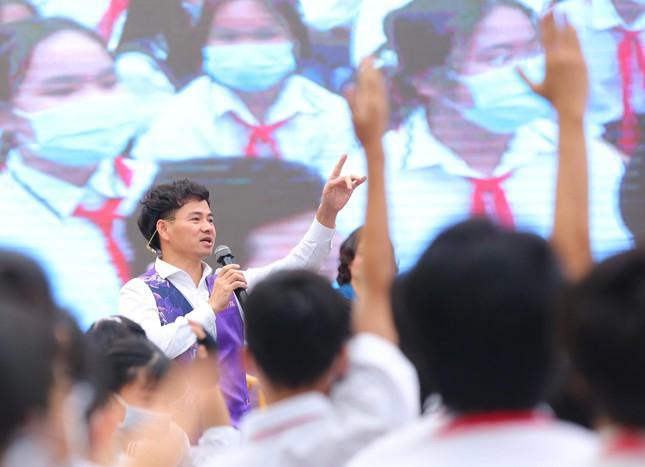 Hứa Vĩ Văn bán tranh để hỗ trợ trẻ mồ côi, Quyền Linh khâm phục mẹ đơn thân đi chống dịch - Ảnh 3. Hứa Vĩ Văn bán tranh để hỗ trợ trẻ mồ côi, Quyền Linh khâm phục mẹ đơn thân đi chống dịch - Ảnh 3.