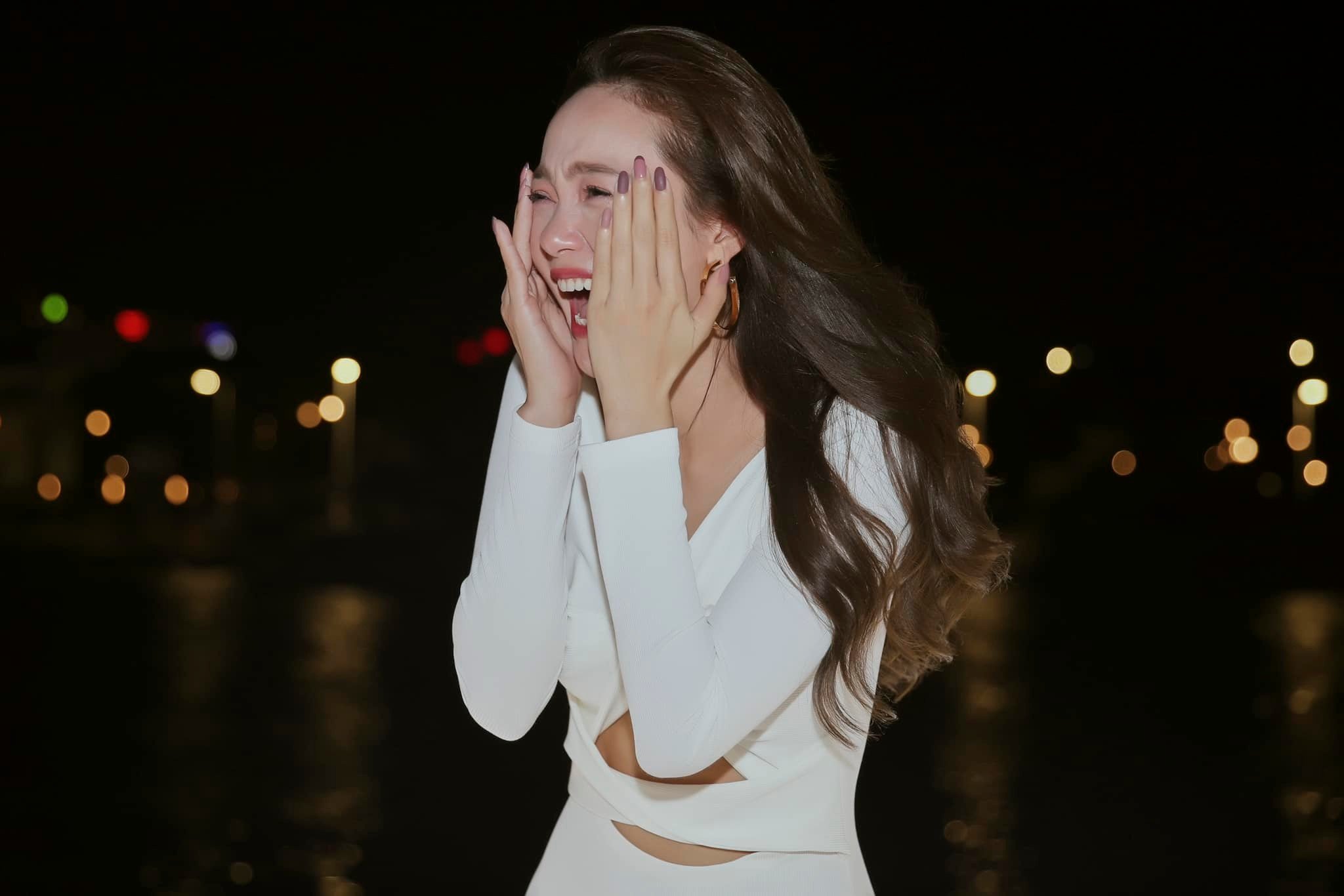 Hứa Vĩ Văn bán tranh để hỗ trợ trẻ mồ côi, Quyền Linh khâm phục mẹ đơn thân đi chống dịch - Ảnh 2. Hứa Vĩ Văn bán tranh để hỗ trợ trẻ mồ côi, Quyền Linh khâm phục mẹ đơn thân đi chống dịch - Ảnh 2.