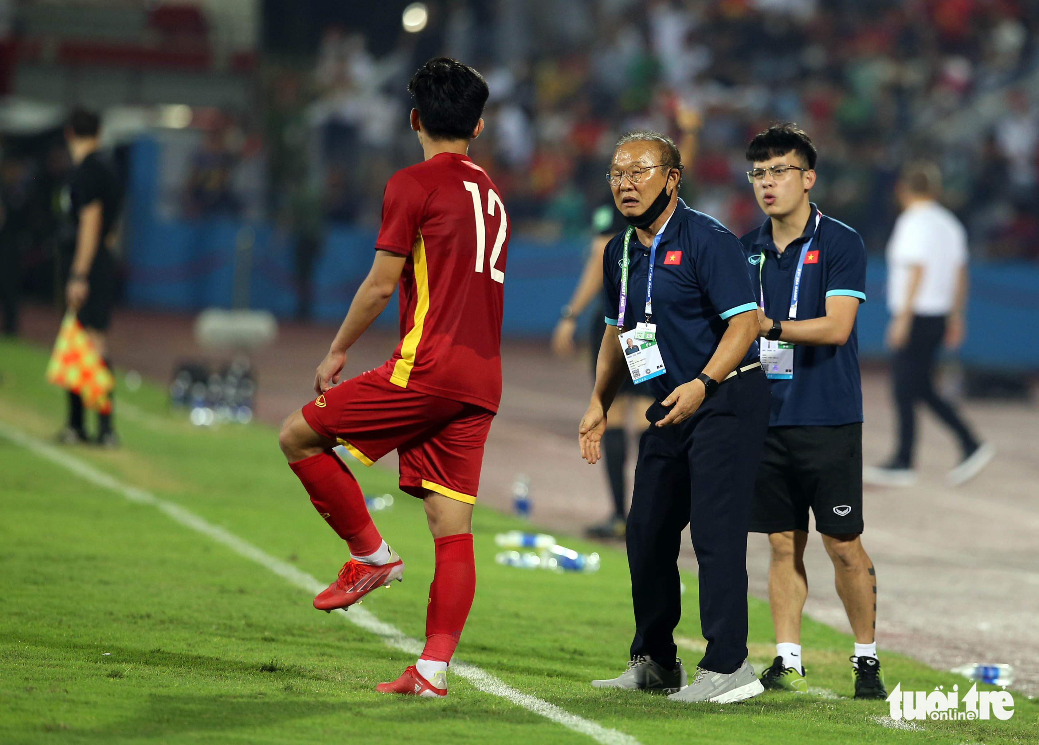 Để thắng U23 Malaysia, ông Park cùng dàn trợ lý hết sức vất vả ngoài sân - Ảnh 6. Để thắng U23 Malaysia, ông Park cùng dàn trợ lý hết sức vất vả ngoài sân - Ảnh 6.