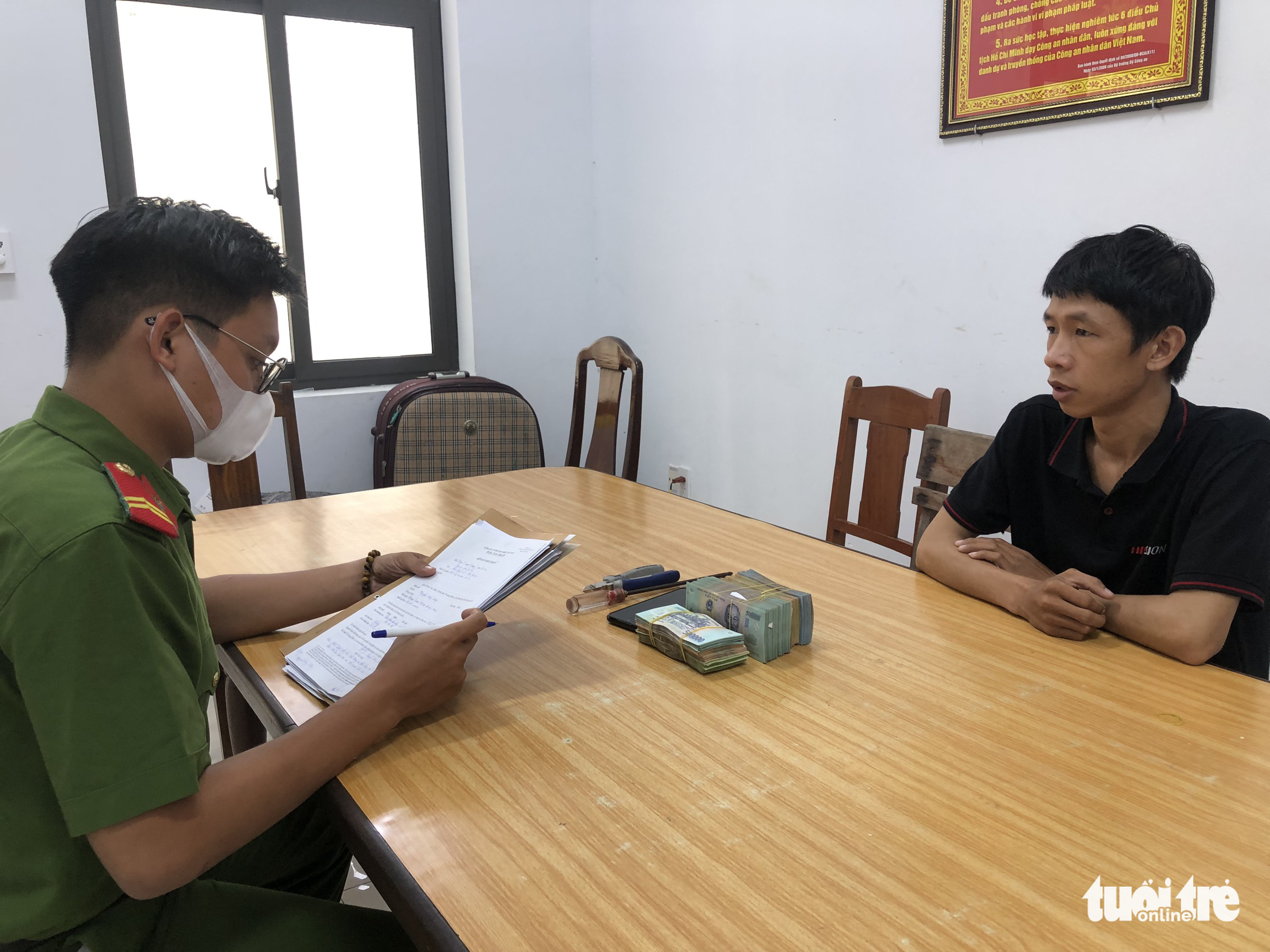 Đi lắp đặt, sửa chữa camera an ninh rồi quay lại vô hiệu hóa để trộm - Ảnh 1. Đi lắp đặt, sửa chữa camera an ninh rồi quay lại vô hiệu hóa để trộm - Ảnh 1.