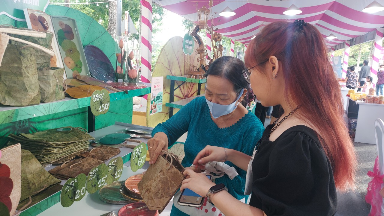 Hàng ngàn người tấp nập về xem khai mạc Lễ hội sen Đồng Tháp lần I - Ảnh 3. Hàng ngàn người tấp nập về xem khai mạc Lễ hội sen Đồng Tháp lần I - Ảnh 3.