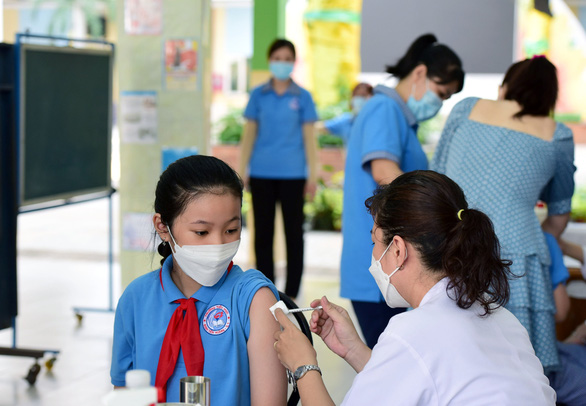 Học sinh tiêm lô vắc xin COVID-19 hết hạn nhãn đã cập nhật hạn dùng, vẫn an toàn, hiệu quả - Ảnh 1. Học sinh tiêm lô vắc xin COVID-19 hết hạn nhãn đã cập nhật hạn dùng, vẫn an toàn, hiệu quả - Ảnh 1.