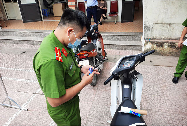 Nhiều người dân được công an xã cấp biển số xe máy trong ngày đầu tiên triển khai - Ảnh 3. Nhiều người dân được công an xã cấp biển số xe máy trong ngày đầu tiên triển khai - Ảnh 3.