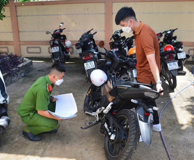 Nhiều người dân được công an xã cấp biển số xe máy trong ngày đầu tiên triển khai - Ảnh 7. Nhiều người dân được công an xã cấp biển số xe máy trong ngày đầu tiên triển khai - Ảnh 7.
