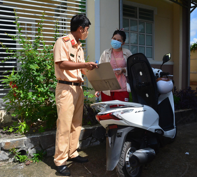Nhiều người dân được công an xã cấp biển số xe máy trong ngày đầu tiên triển khai - Ảnh 8. Nhiều người dân được công an xã cấp biển số xe máy trong ngày đầu tiên triển khai - Ảnh 8.