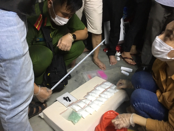 Pha ‘ma túy nước biển’ vào rượu uống, 1 người chết, 2 người nhập viện - Ảnh 1. Pha ‘ma túy nước biển’ vào rượu uống, 1 người chết, 2 người nhập viện - Ảnh 1.